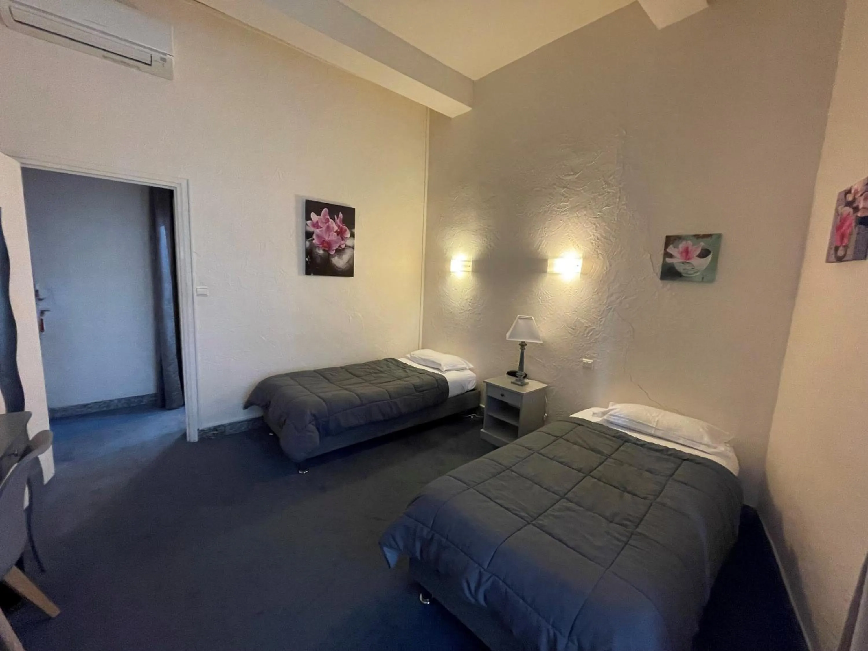 Property building, Bed in Hotel De France Perpignan Centre Ville
