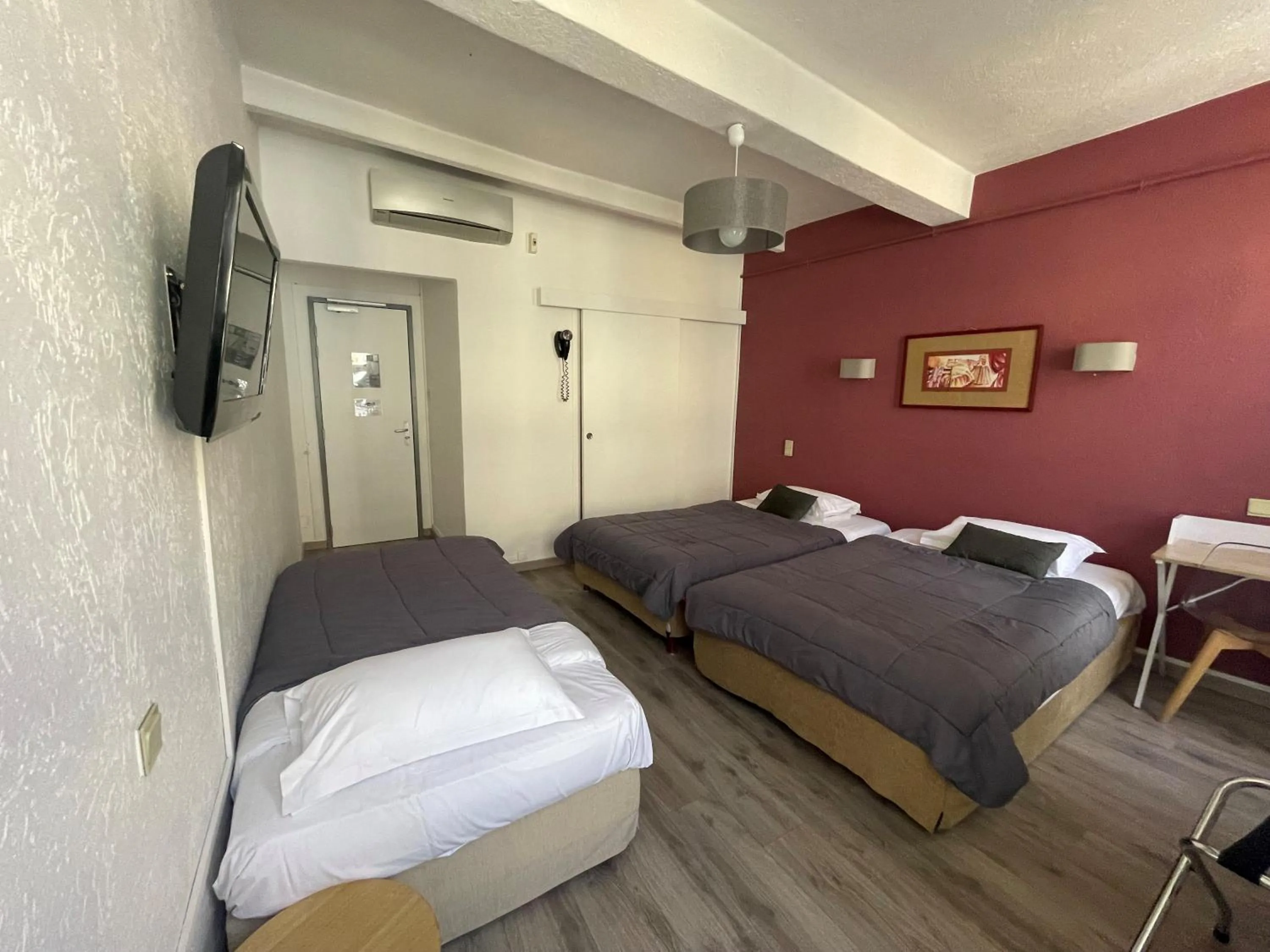 Property building, Bed in Hotel De France Perpignan Centre Ville