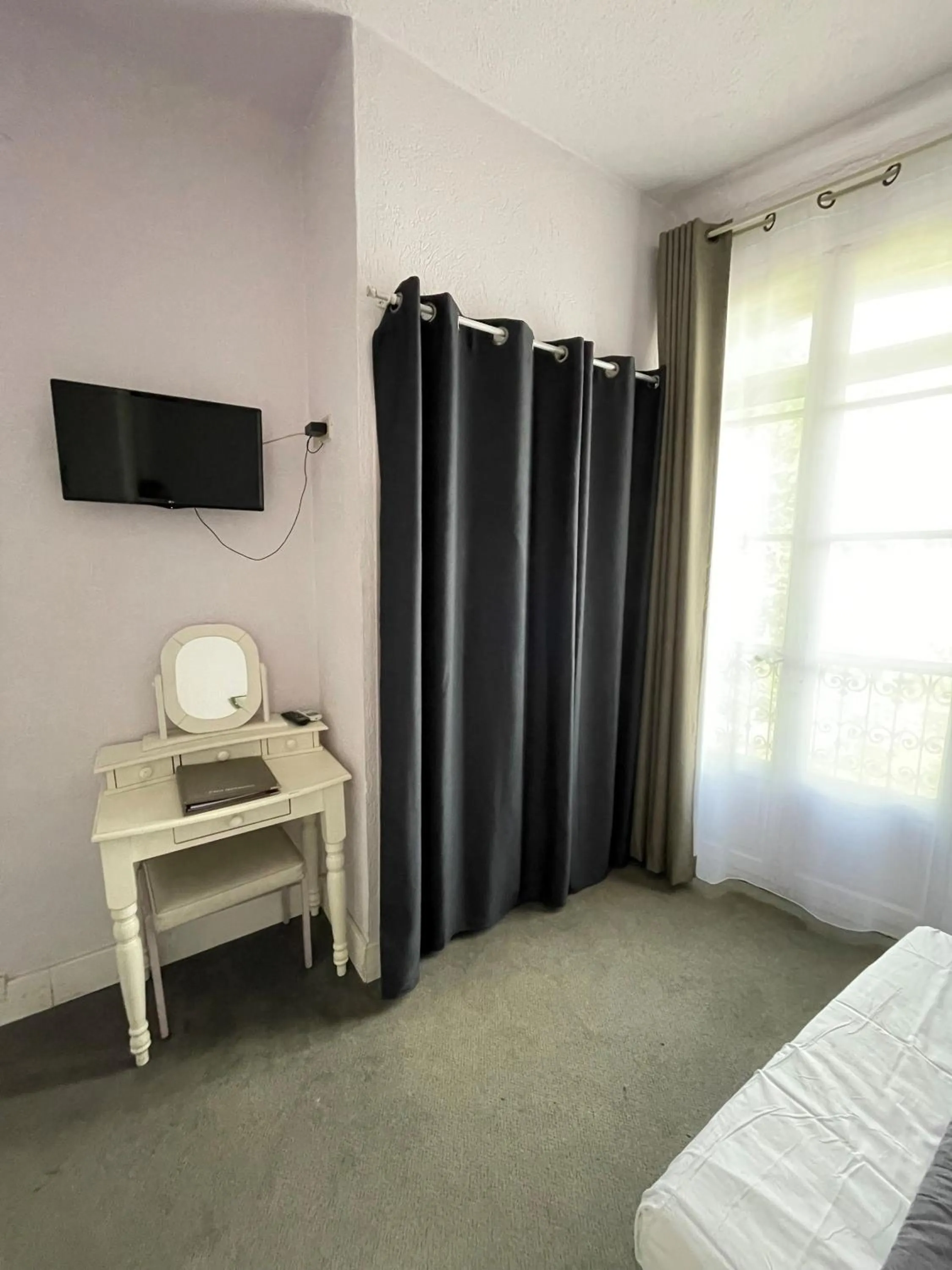 Property building, Bed in Hotel De France Perpignan Centre Ville