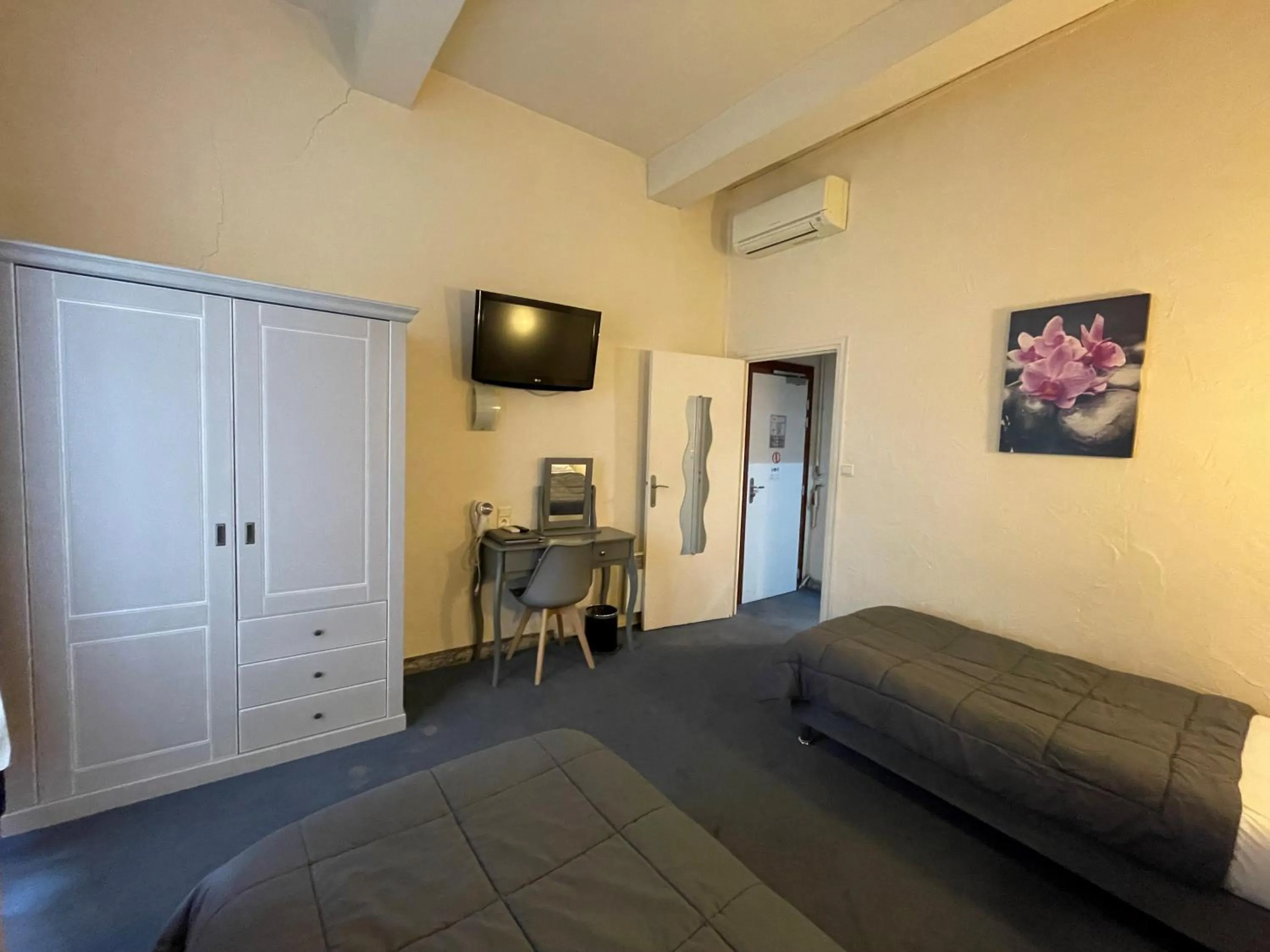 Property building, Bed in Hotel De France Perpignan Centre Ville