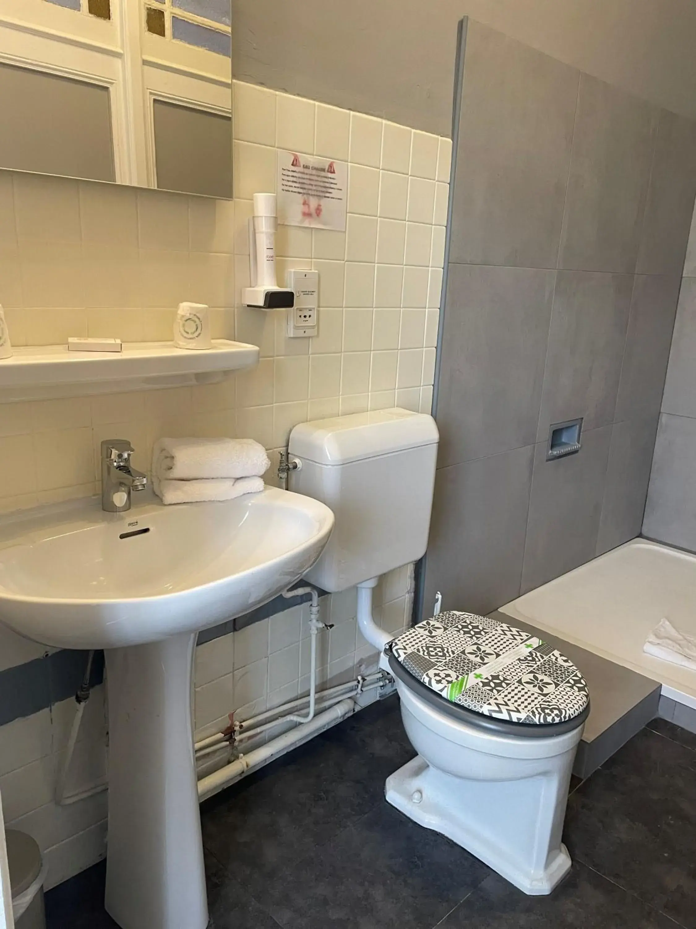 Property building in Hotel De France Perpignan Centre Ville Property building in Hotel De France Perpignan Centre Ville