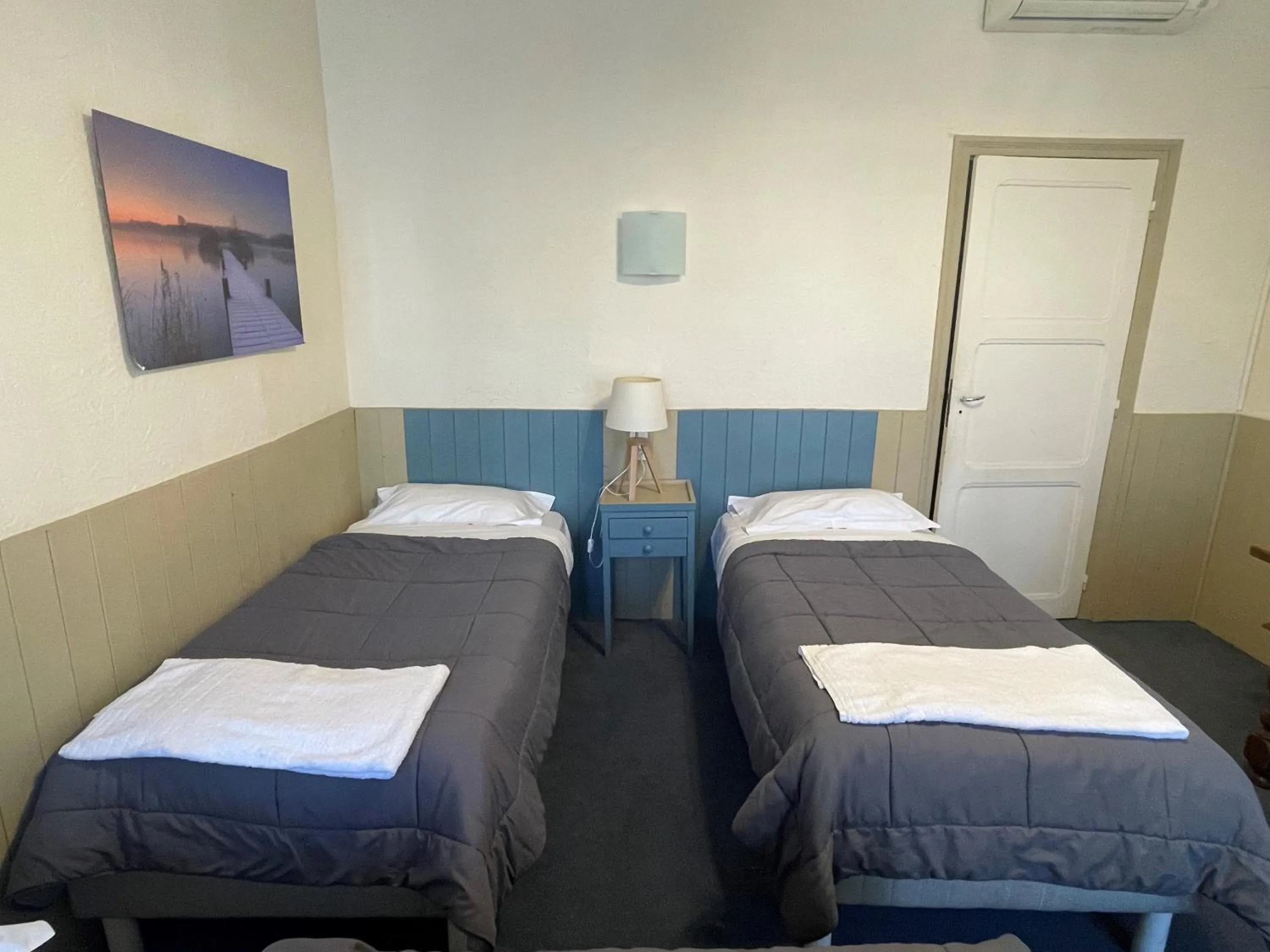 Property building, Bed in Hotel De France Perpignan Centre Ville