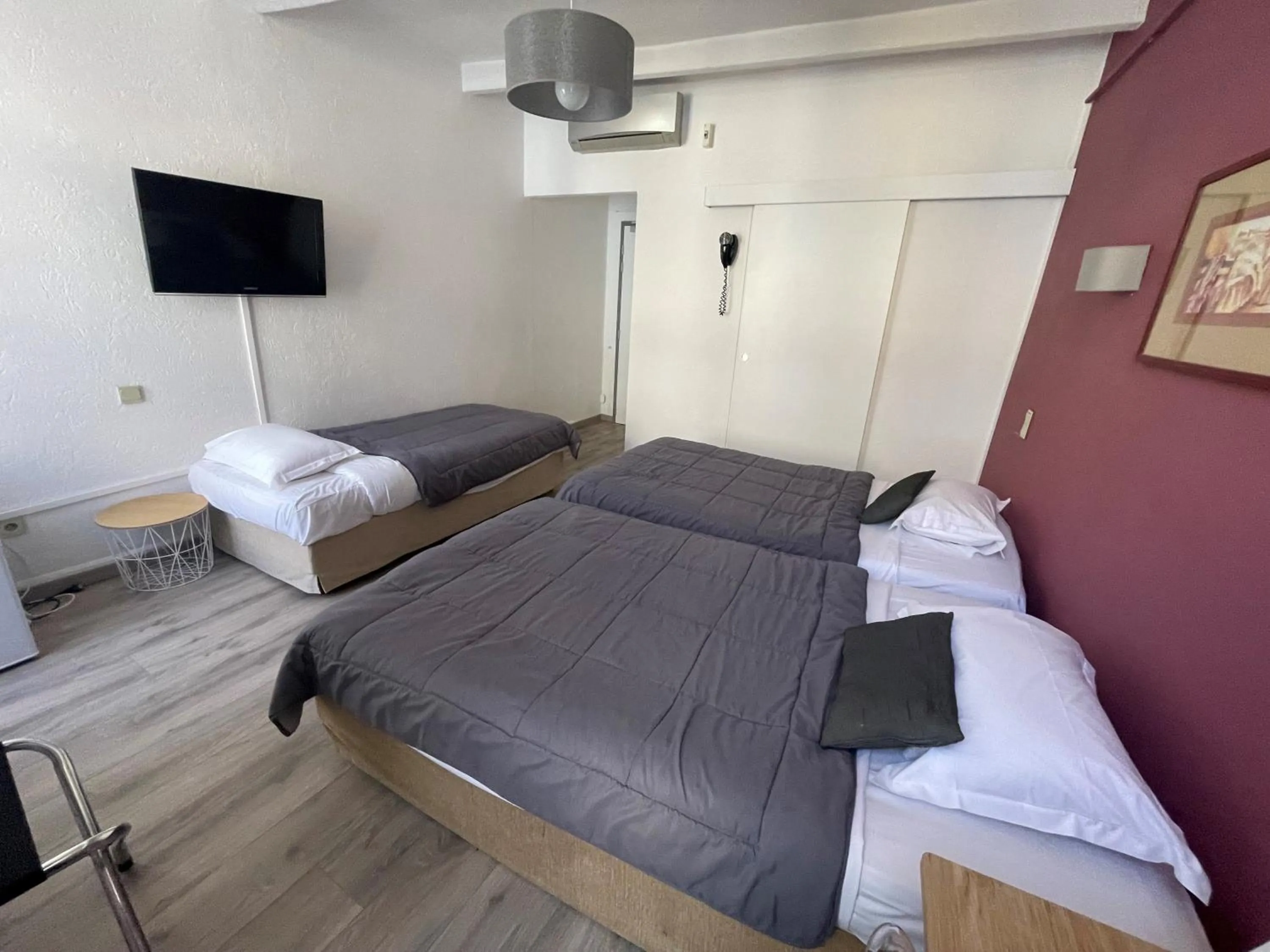Property building, Bed in Hotel De France Perpignan Centre Ville