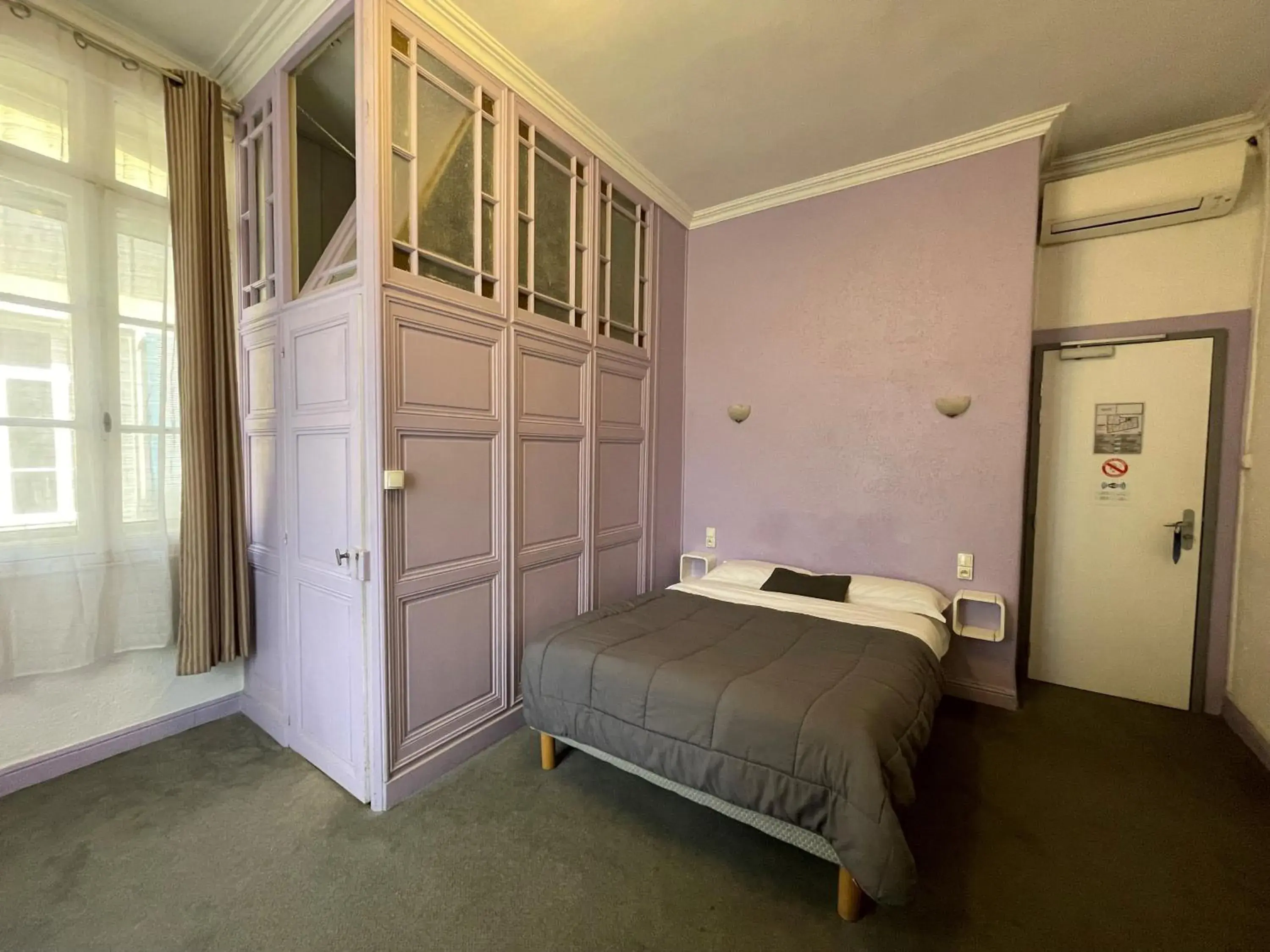 Property building, Bed in Hotel De France Perpignan Centre Ville Property building, Bed in Hotel De France Perpignan Centre Ville