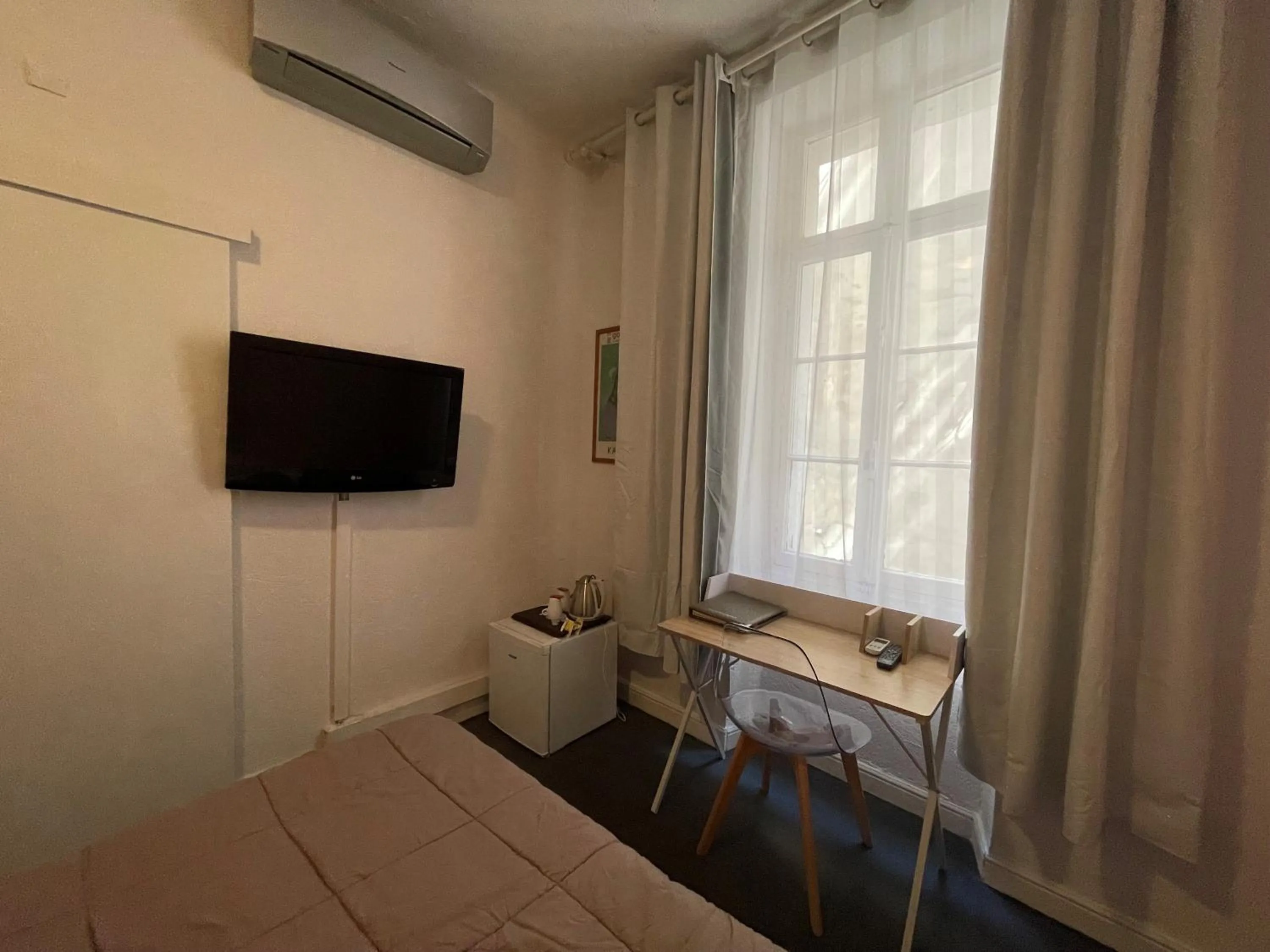 Property building, Bed in Hotel De France Perpignan Centre Ville
