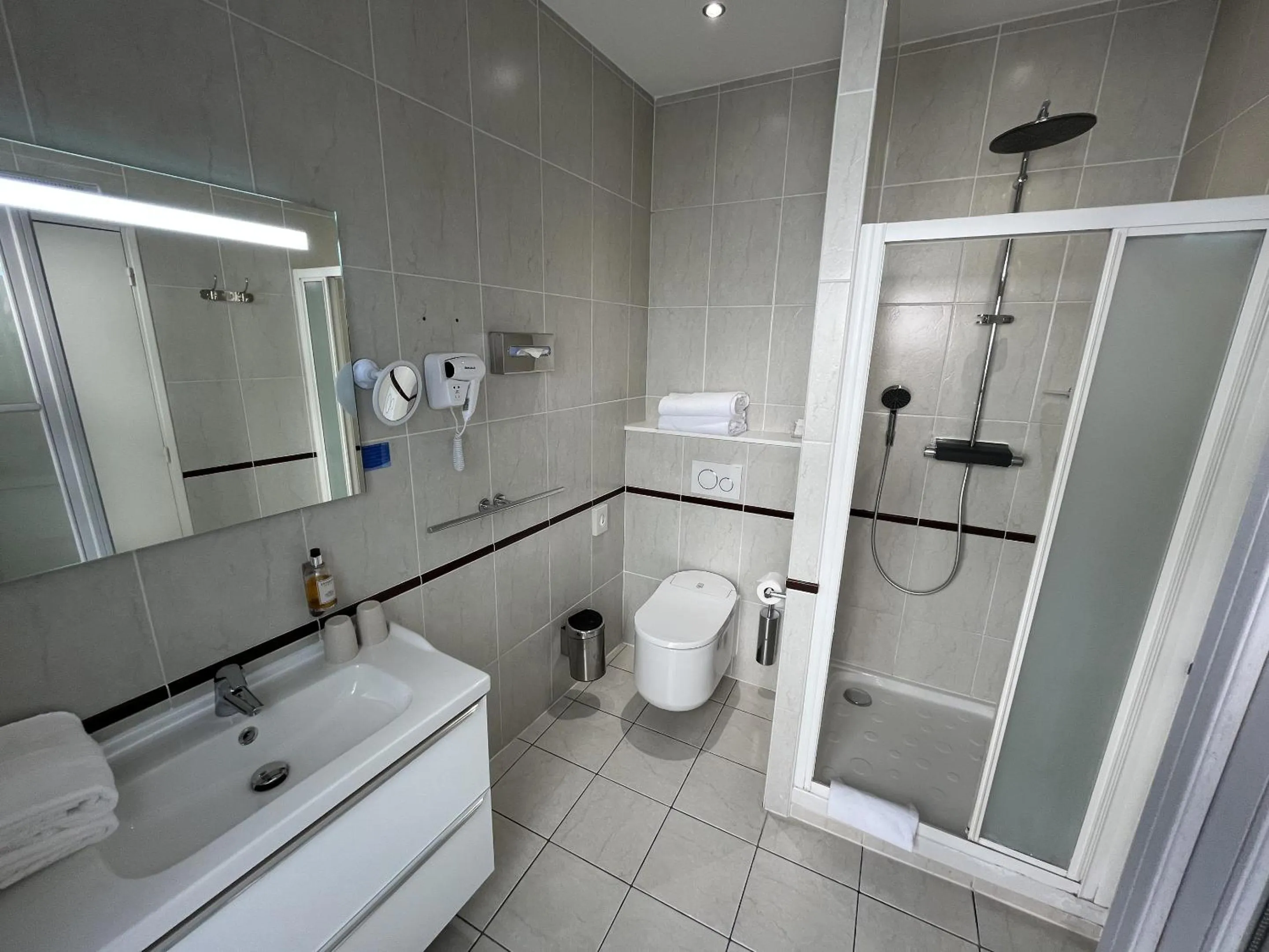 Bathroom in Hotel d'Aragon - Place de la Comédie