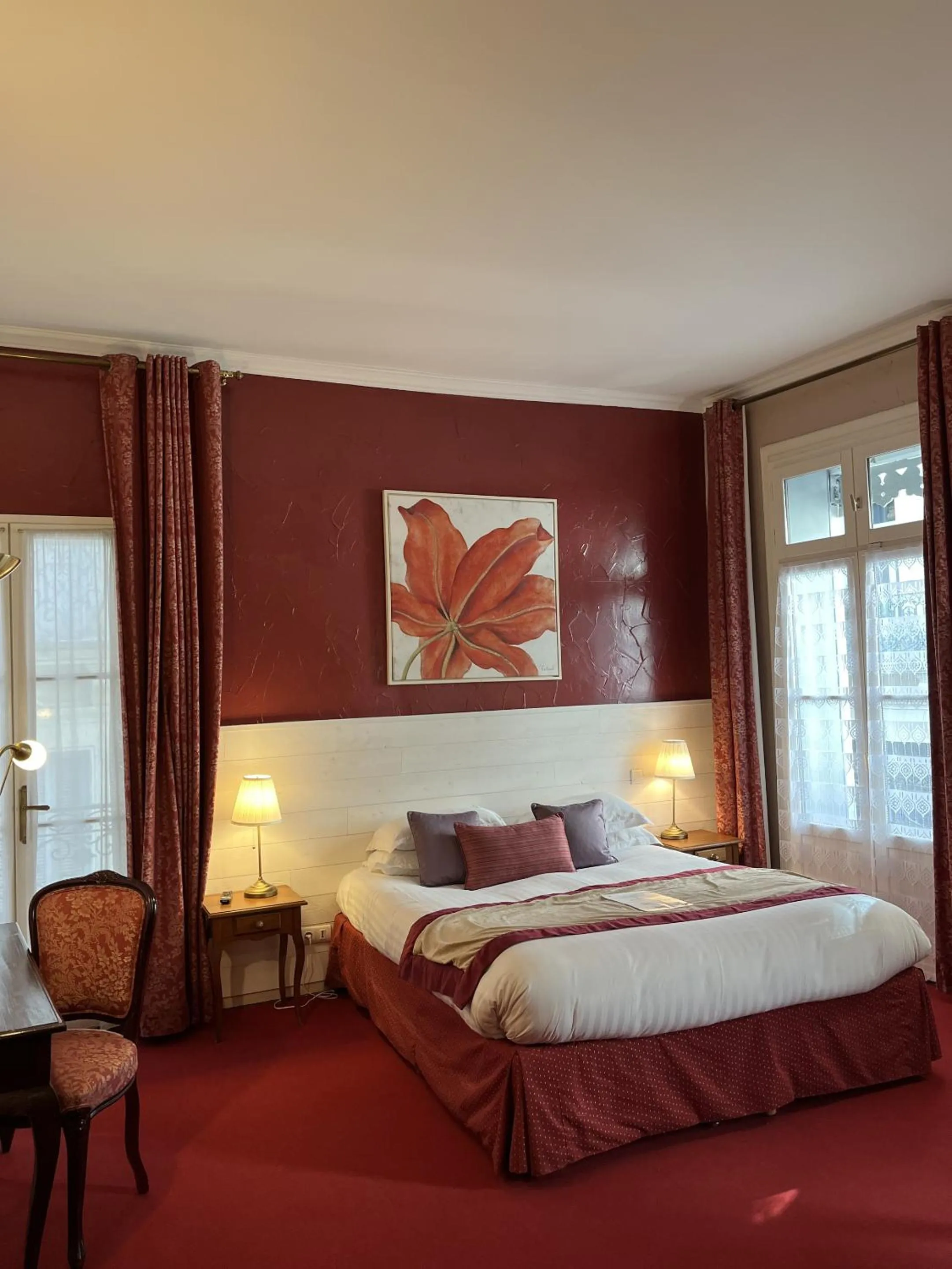 Bedroom, Bed in Hotel d'Aragon - Place de la Comédie