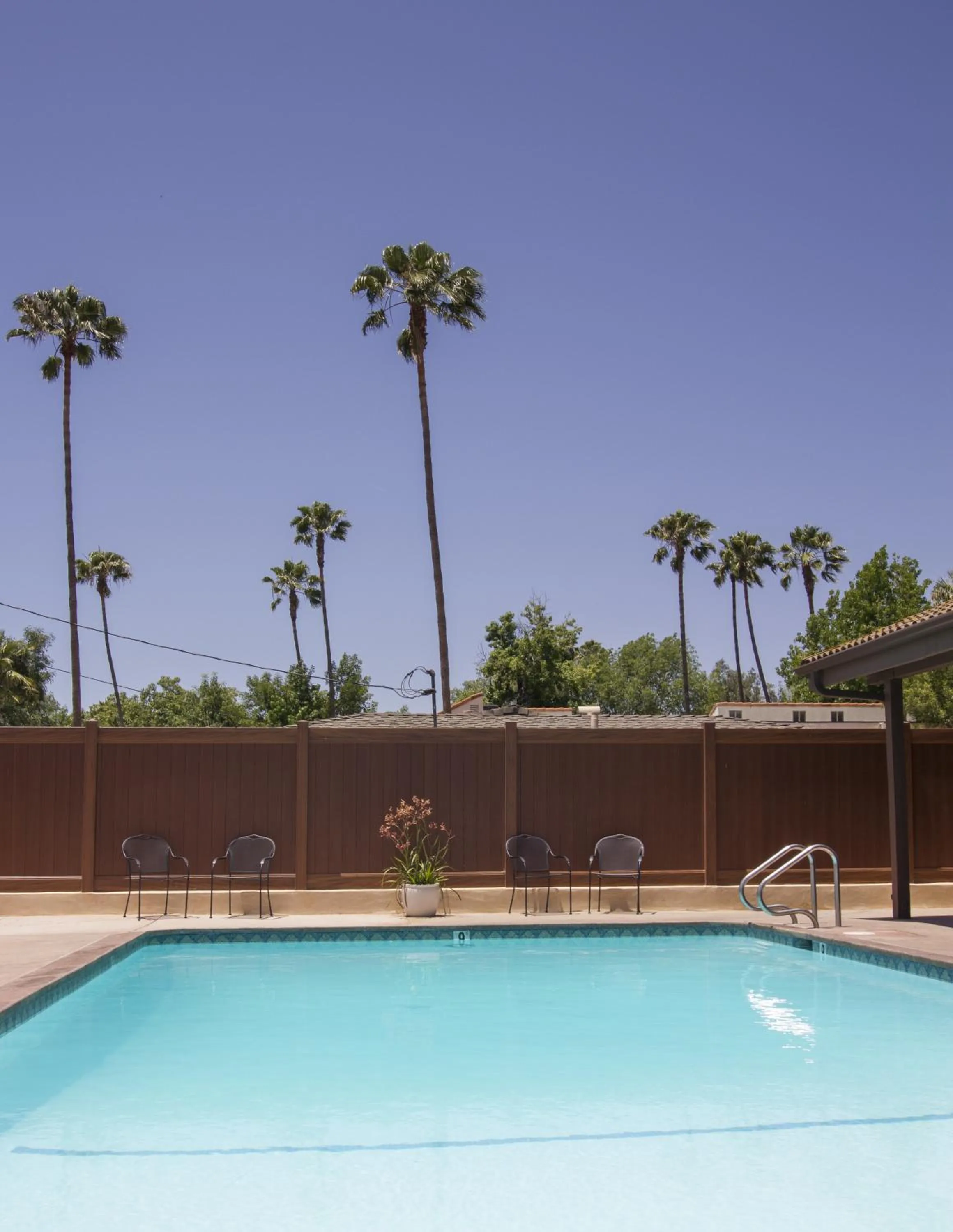 Swimming pool in Casa Ojai Inn