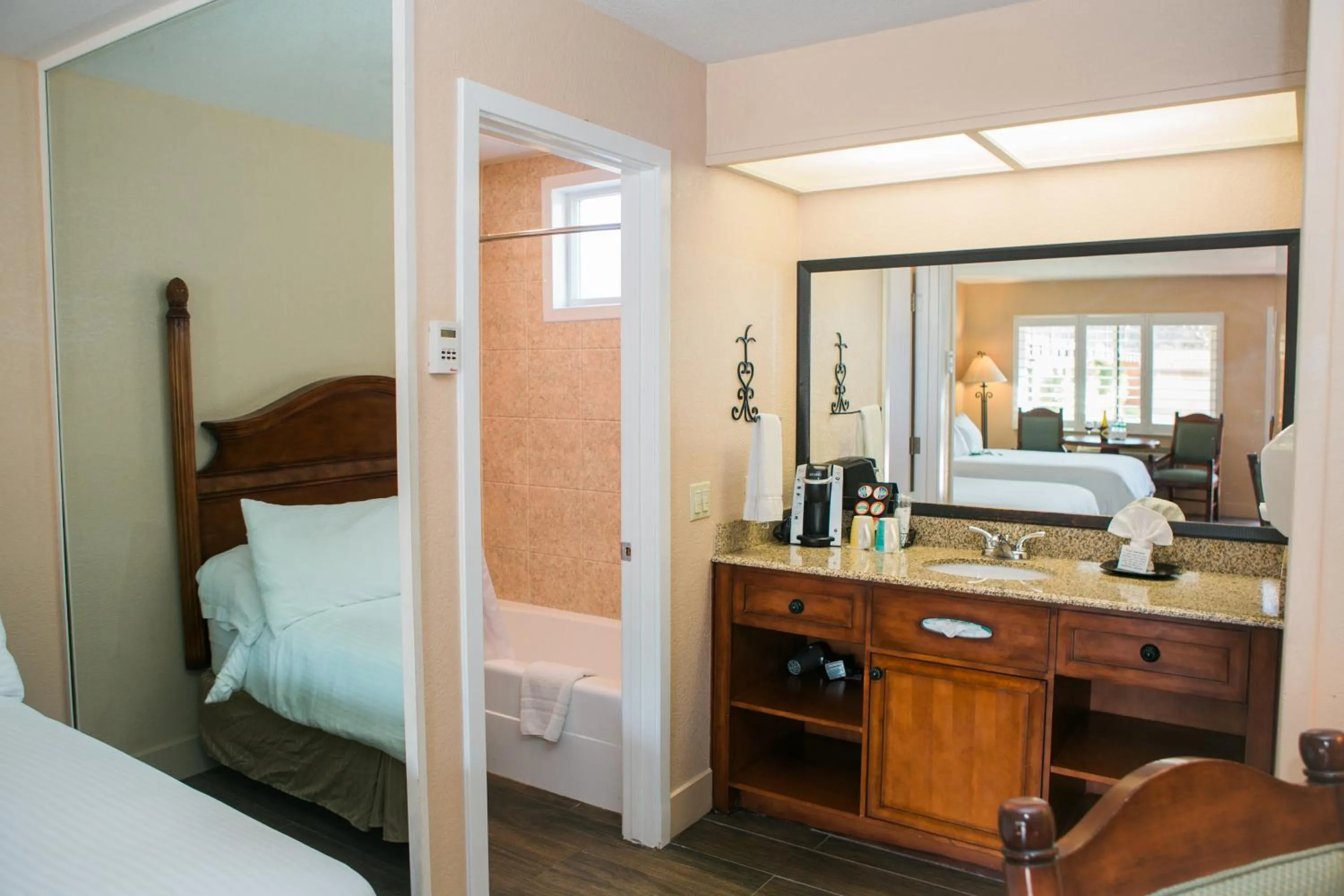 Bathroom, Bed in Casa Ojai Inn