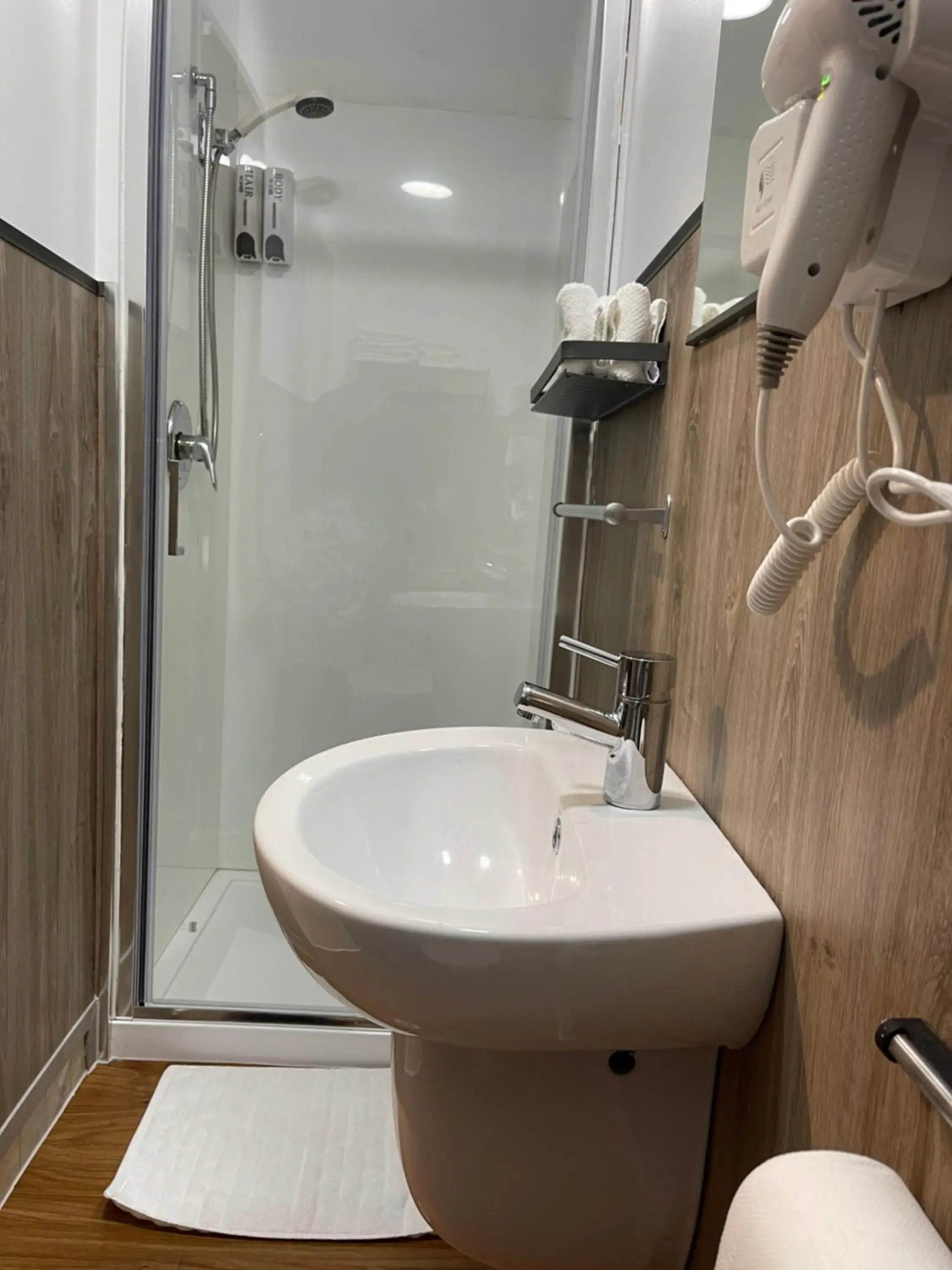 Double Room with Private Bathroom in Conway Motel Manukau Double Room with Private Bathroom in Conway Motel Manukau