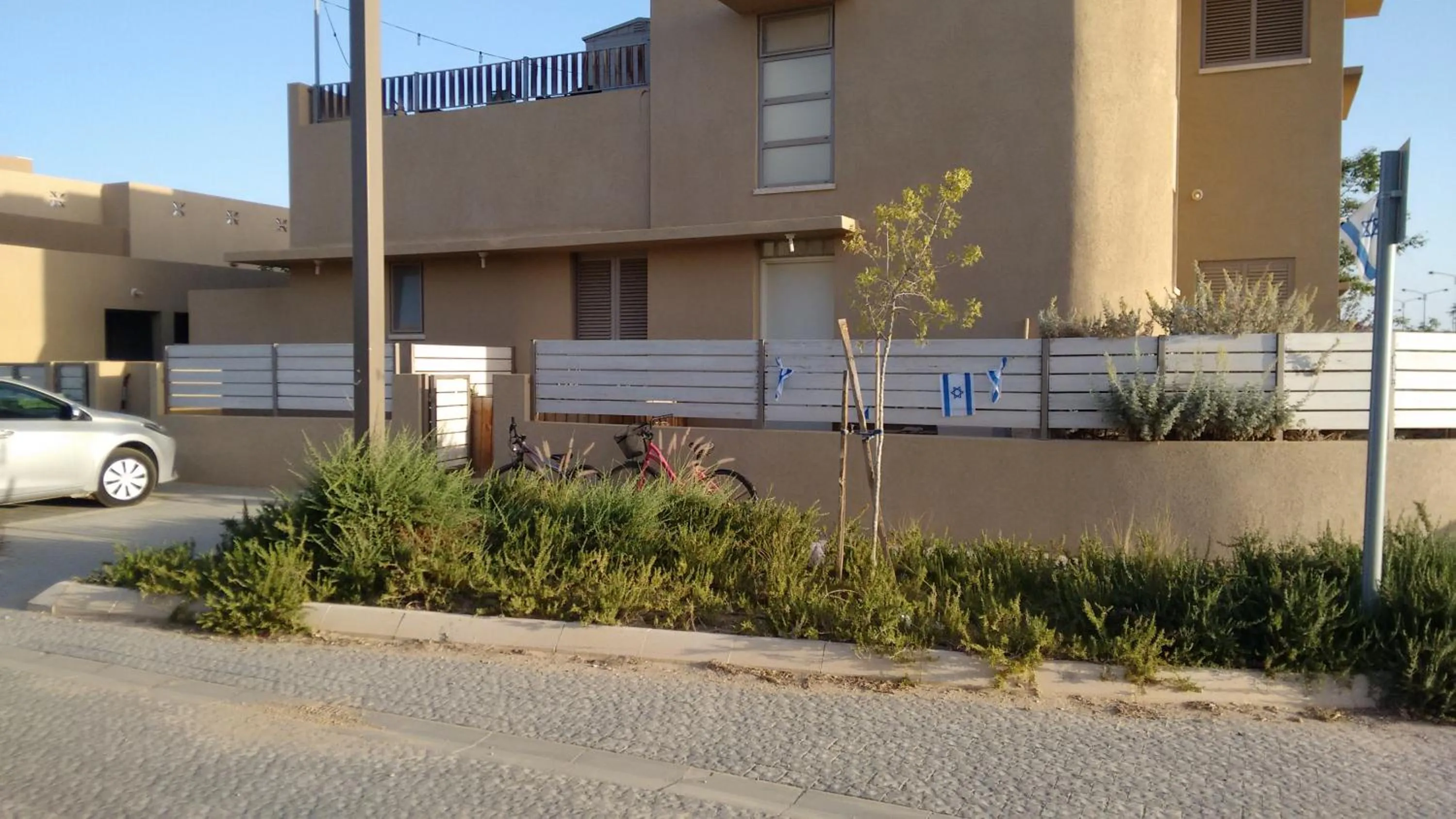 Facade/entrance in Shoshanat Hamidbar