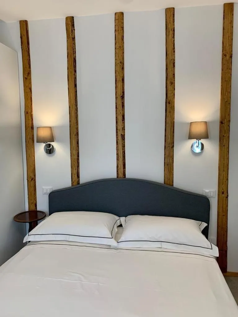 Bedroom, Bed in Relais Torre Dei Torti - Luxury Bed and Breakfast