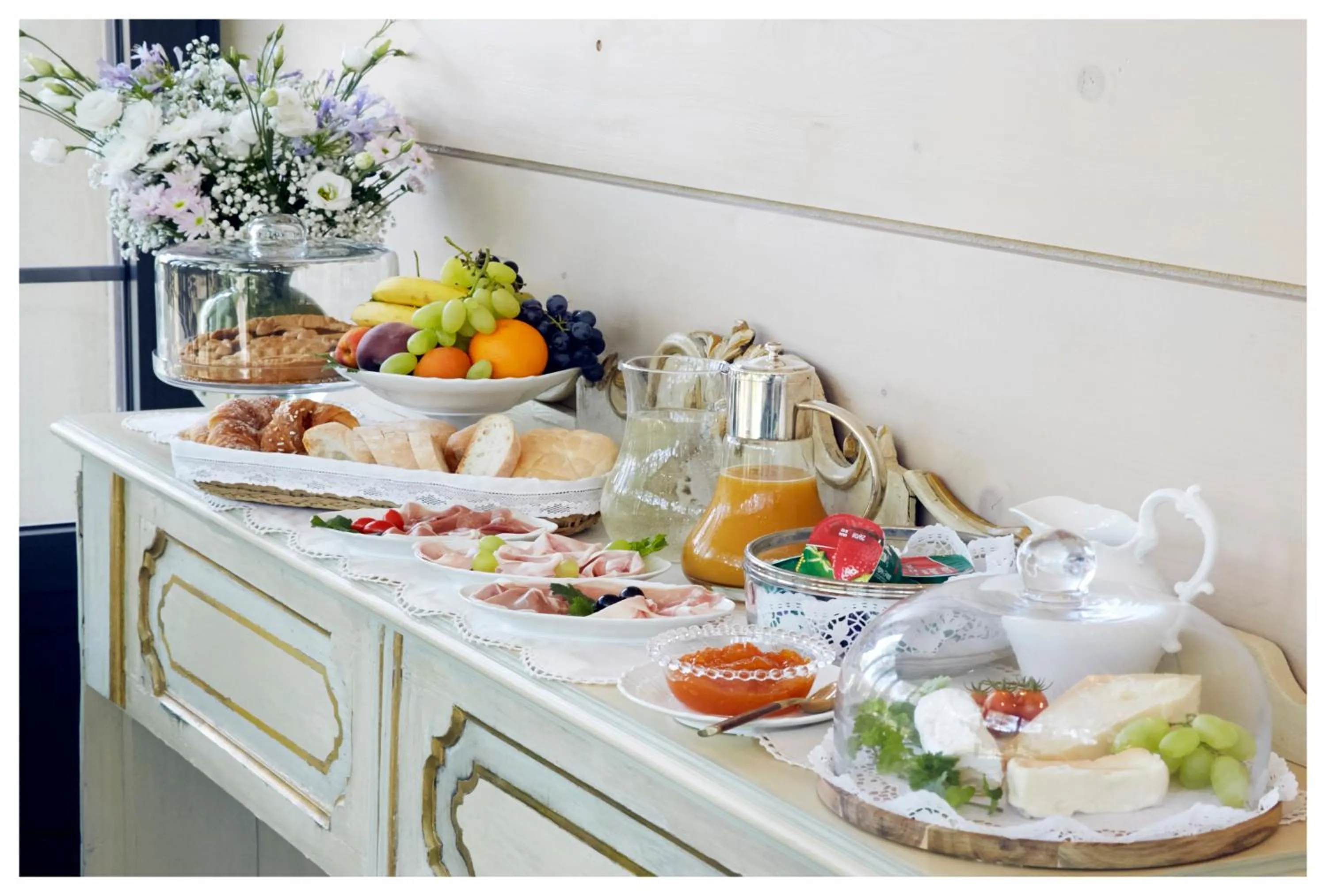 Breakfast in Relais Torre Dei Torti - Luxury Bed and Breakfast