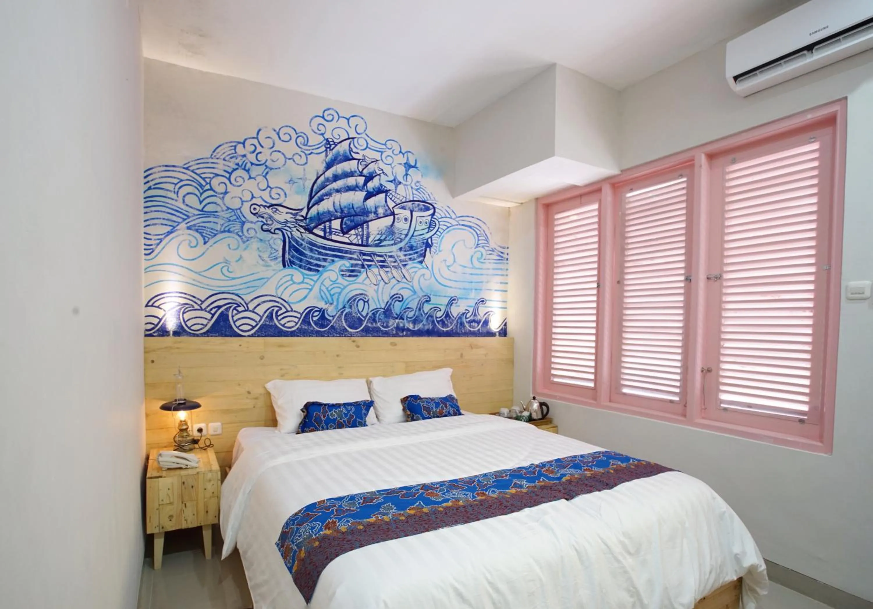 Photo of the whole room, Bed in Omah Njonja Bed & Brasserie