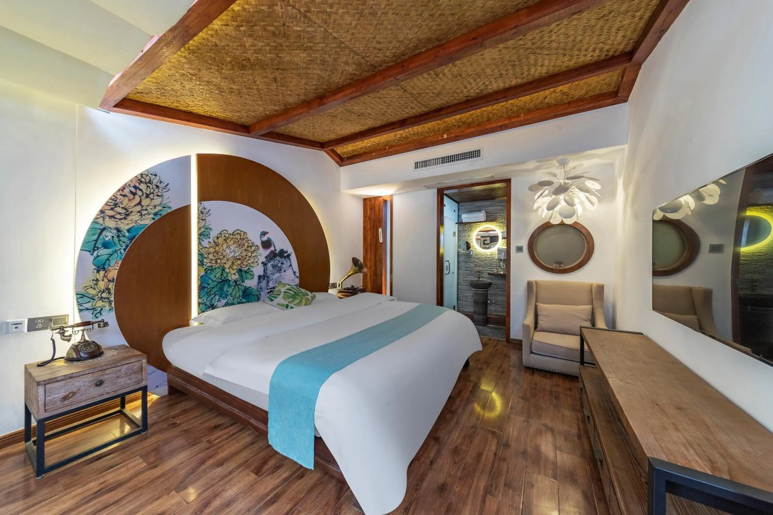 Photo of the whole room, Bed in Homeward Mountain Resort