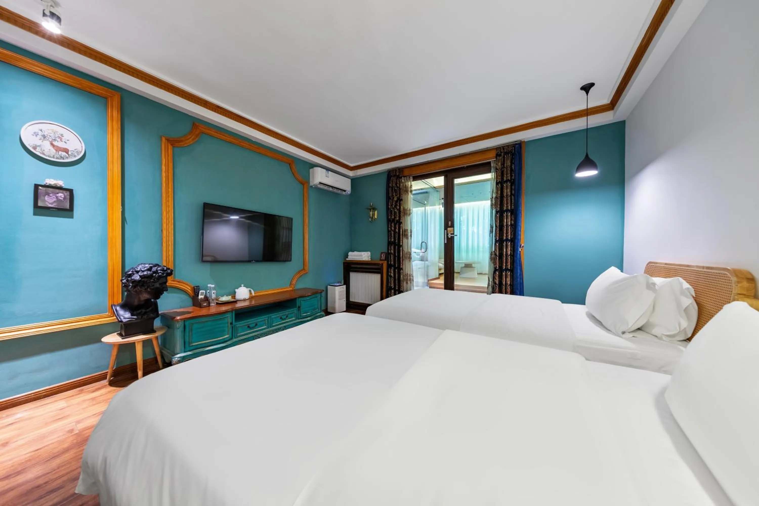 Bed in Homeward Mountain Resort