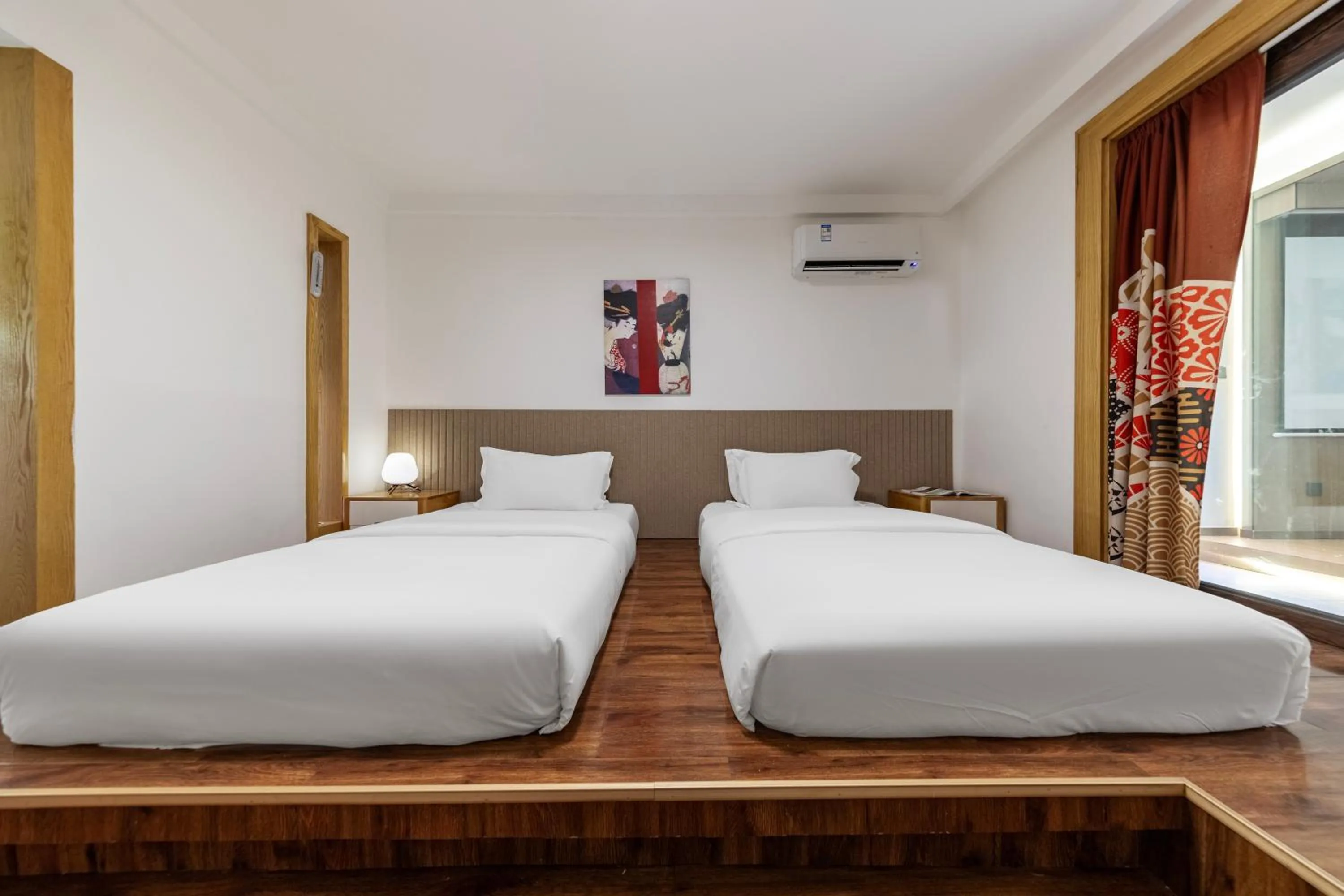 Photo of the whole room, Bed in Homeward Mountain Resort