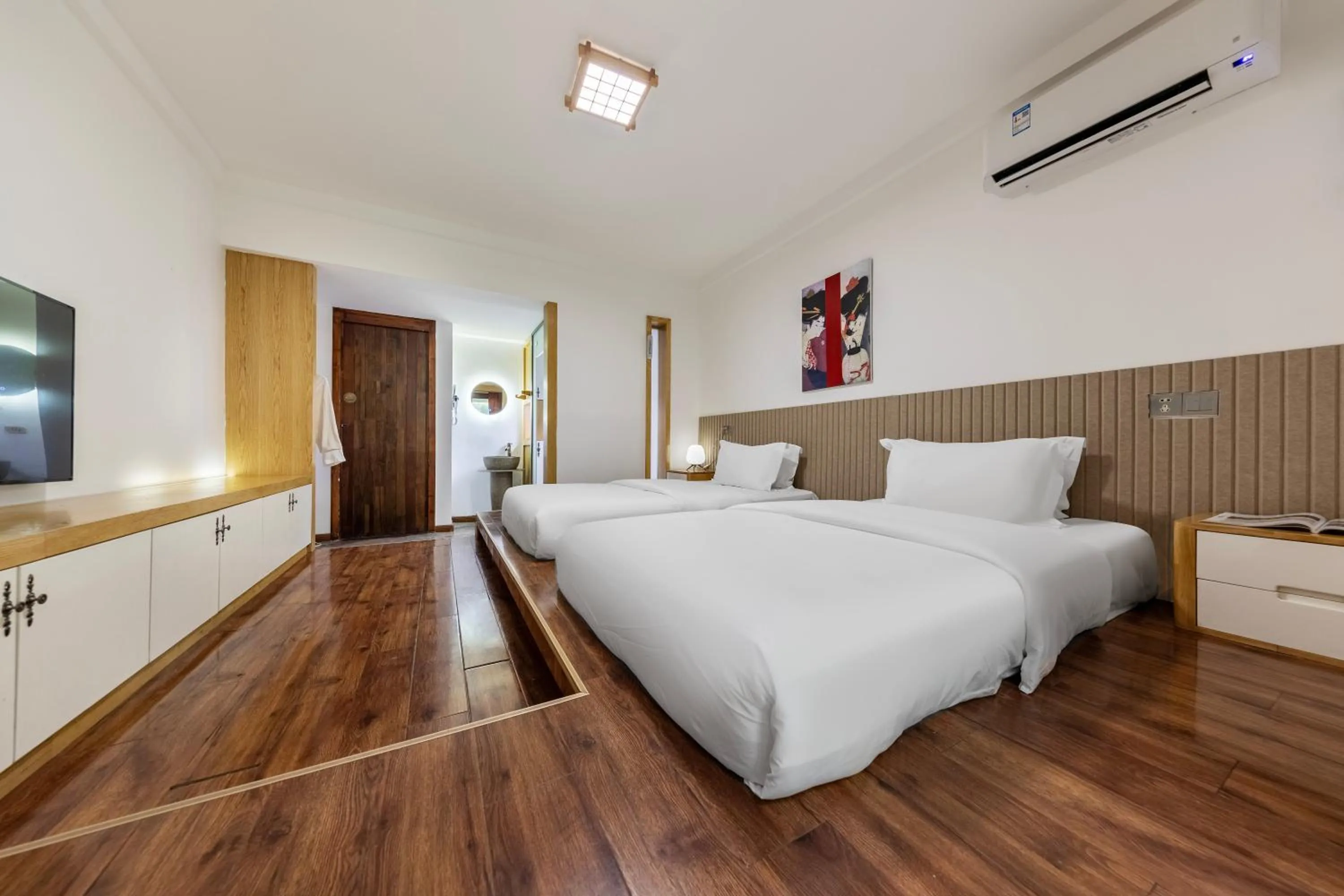 Photo of the whole room, Bed in Homeward Mountain Resort