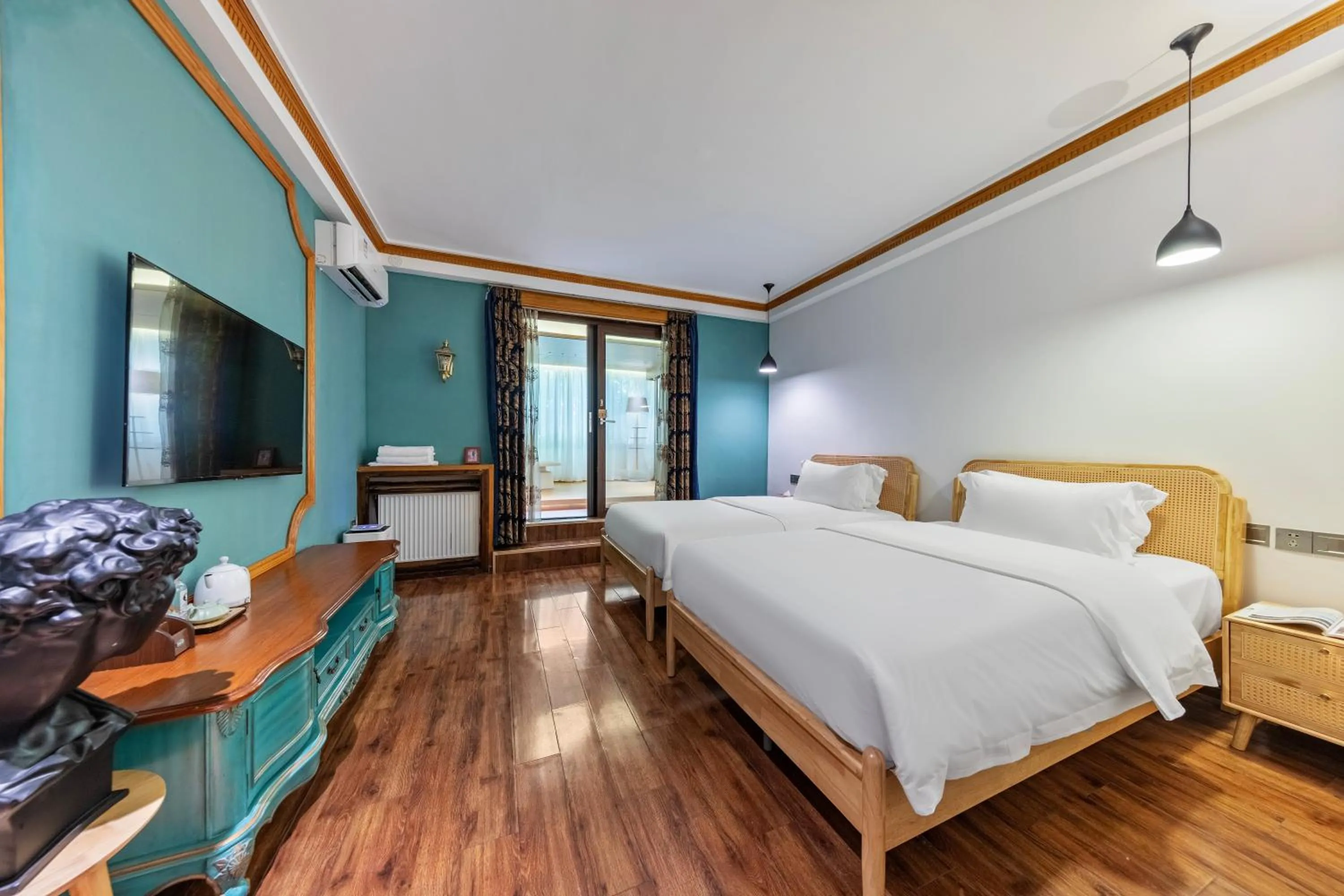 Photo of the whole room, Bed in Homeward Mountain Resort