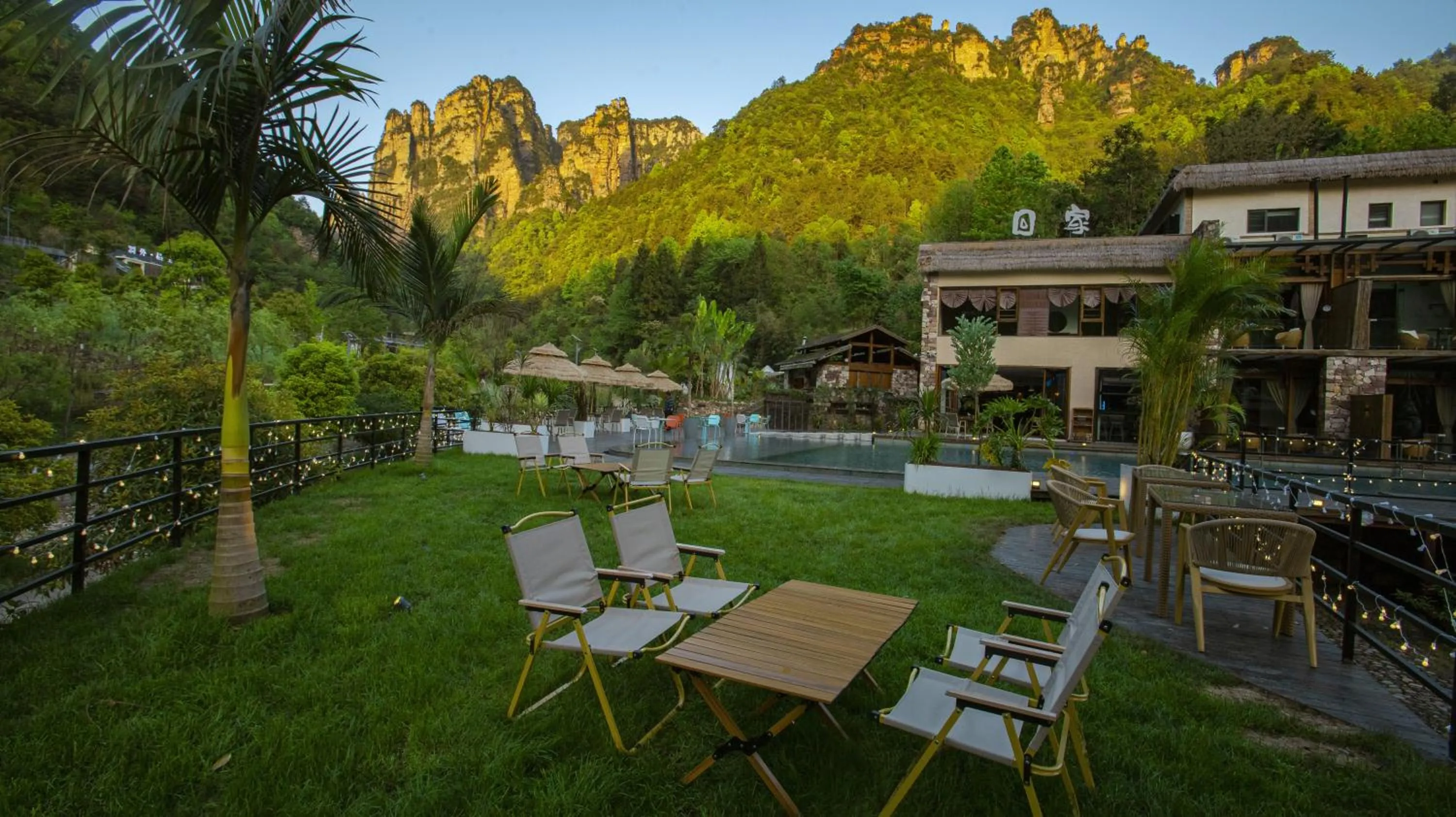 Dining area, Swimming Pool in Homeward Mountain Resort