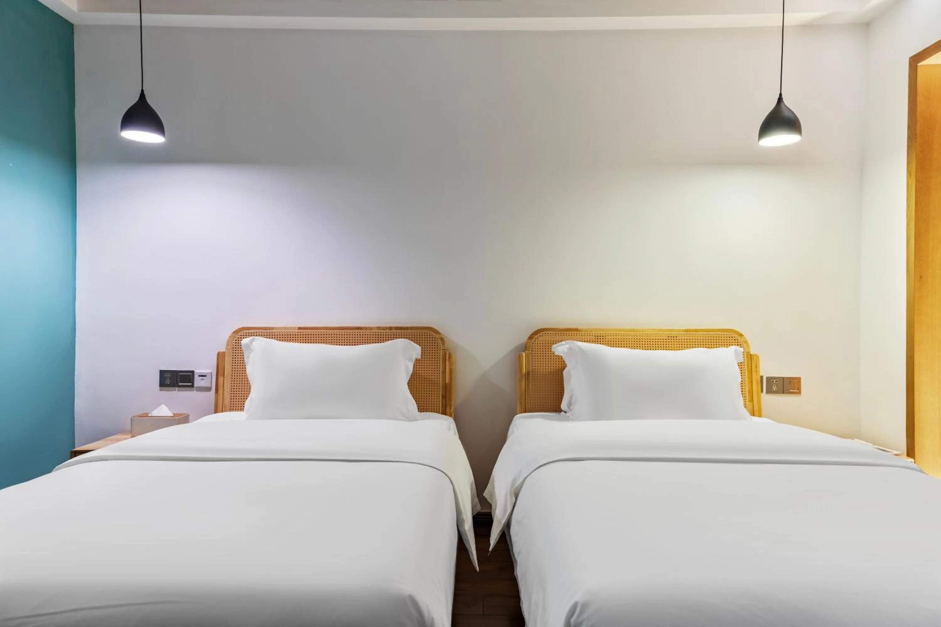 Photo of the whole room, Bed in Homeward Mountain Resort