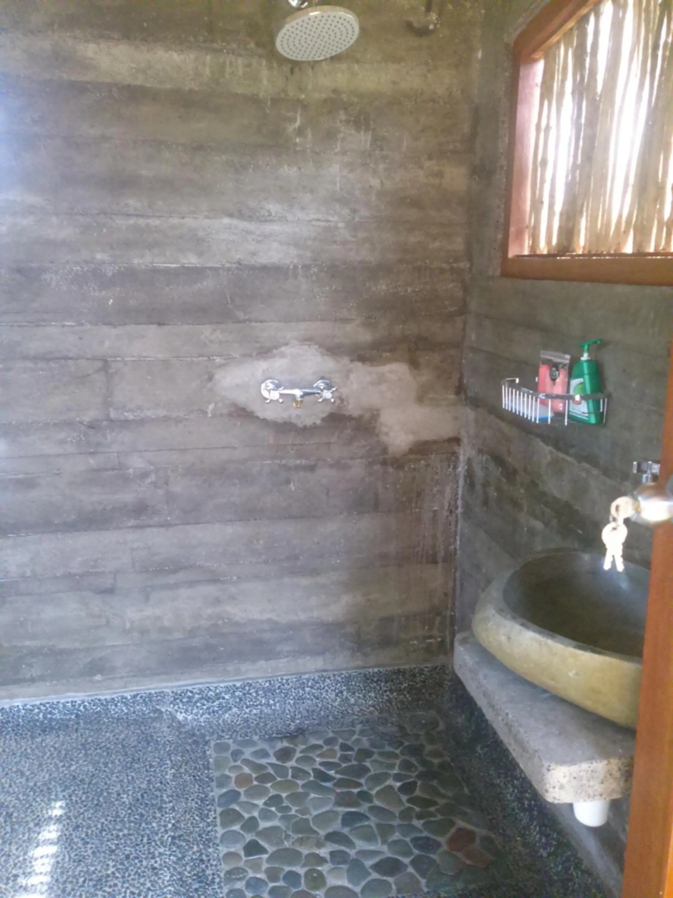Shower in Uma Nirmala Aling-Aling