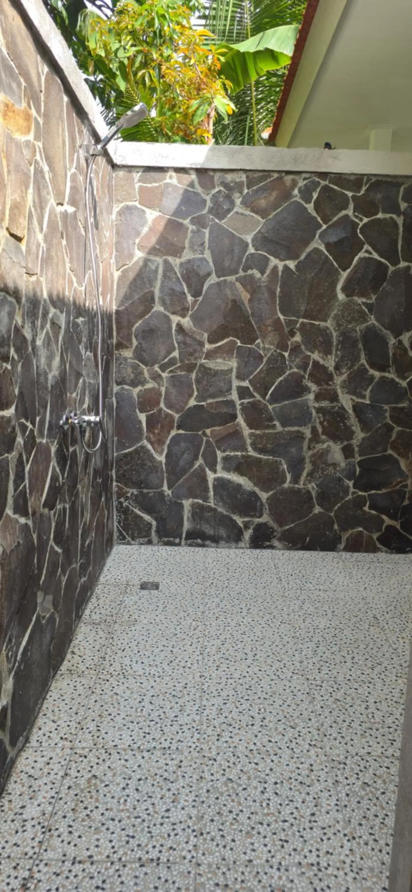 Shower in Uma Nirmala Aling-Aling