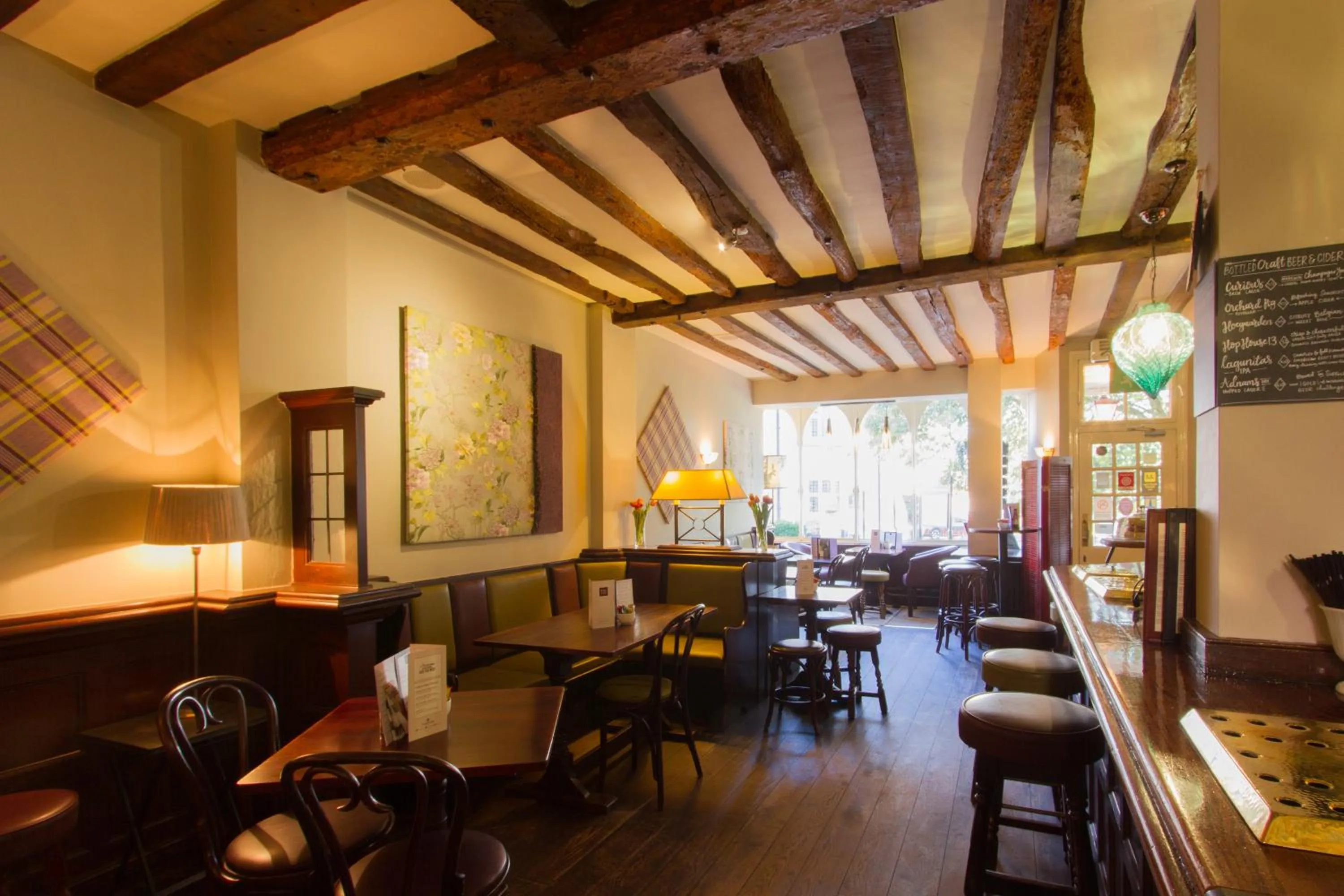 Lounge or bar in The Old Vine