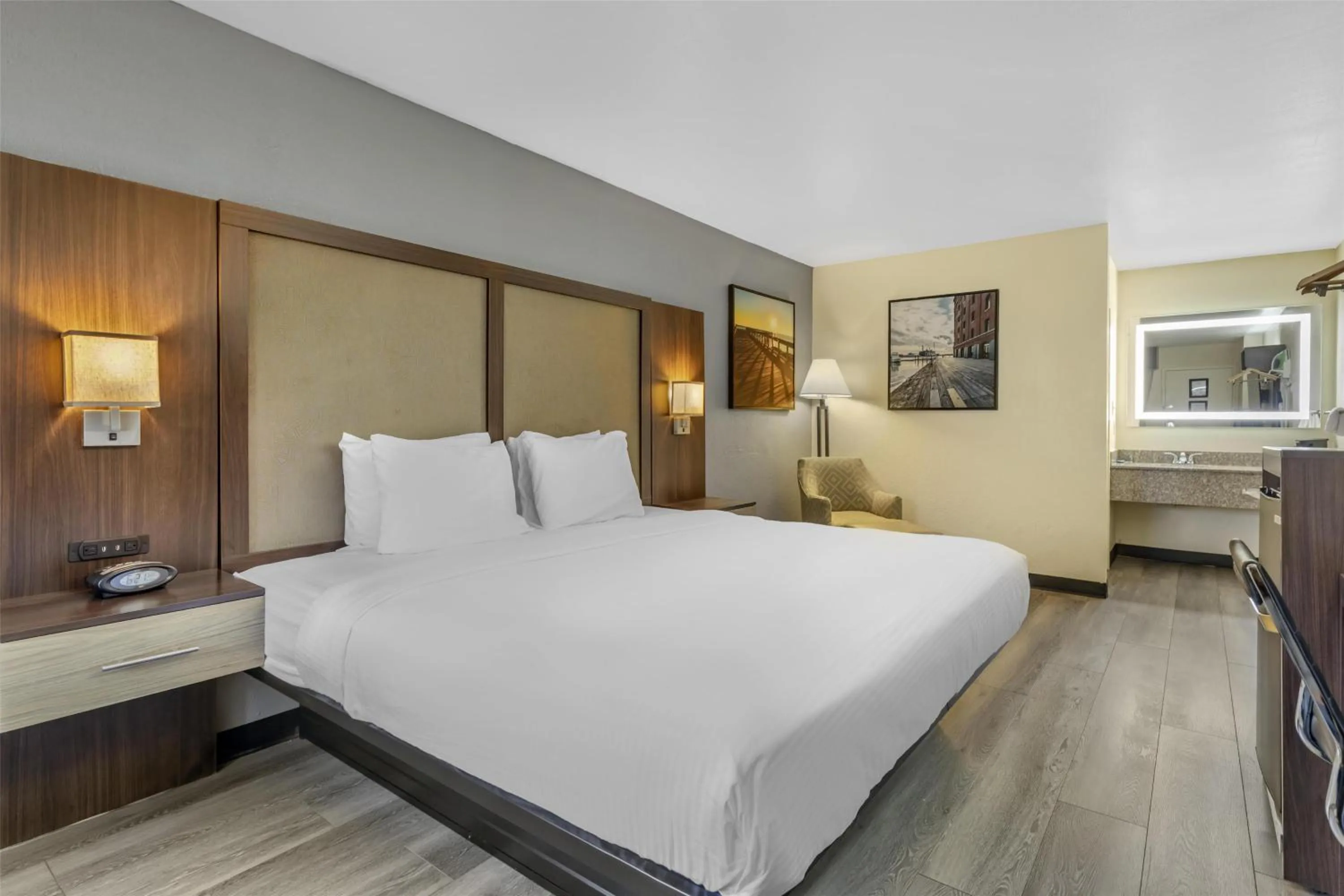 Bedroom, Bed in Best Western Salisbury Plaza