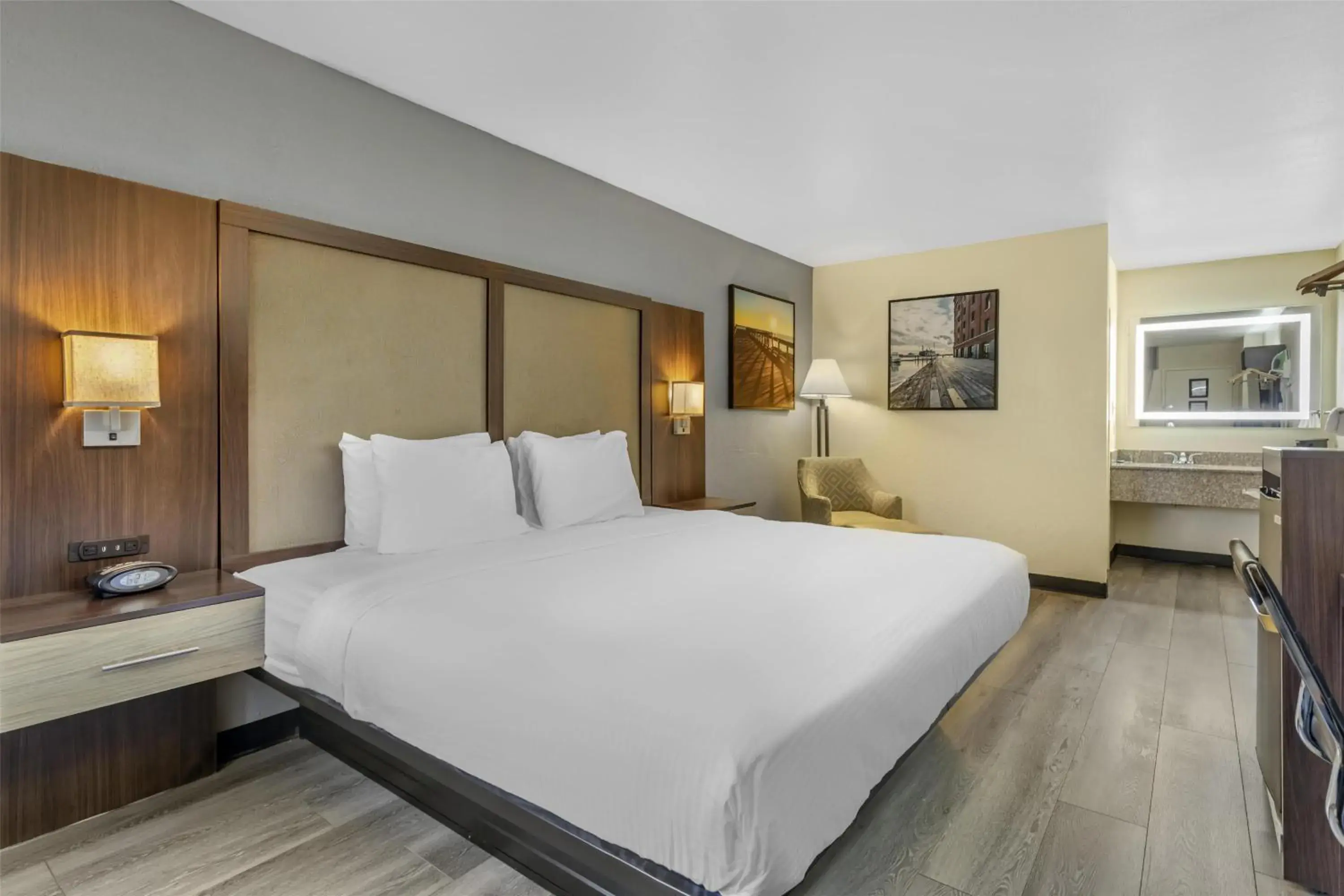 King Room - Non-Smoking in Best Western Salisbury Plaza King Room - Non-Smoking in Best Western Salisbury Plaza