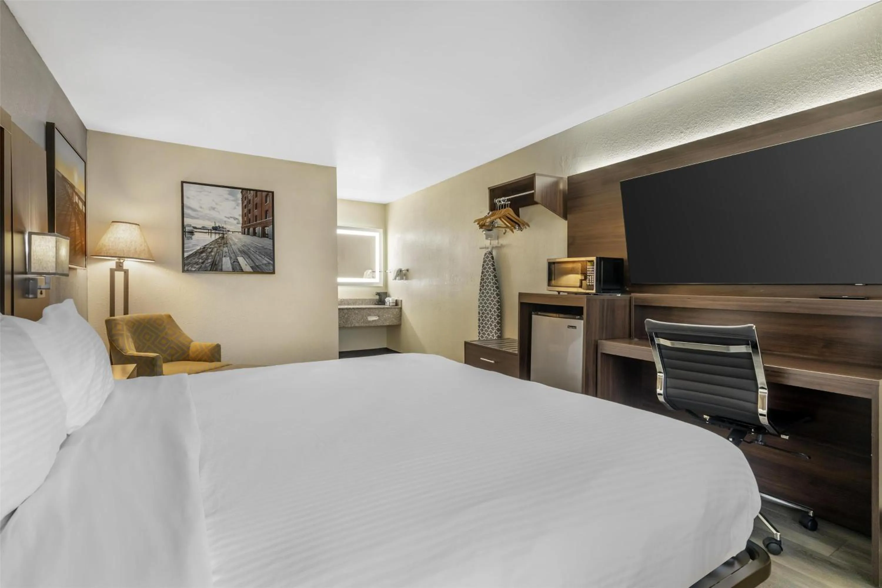 Bedroom, Bed in Best Western Salisbury Plaza