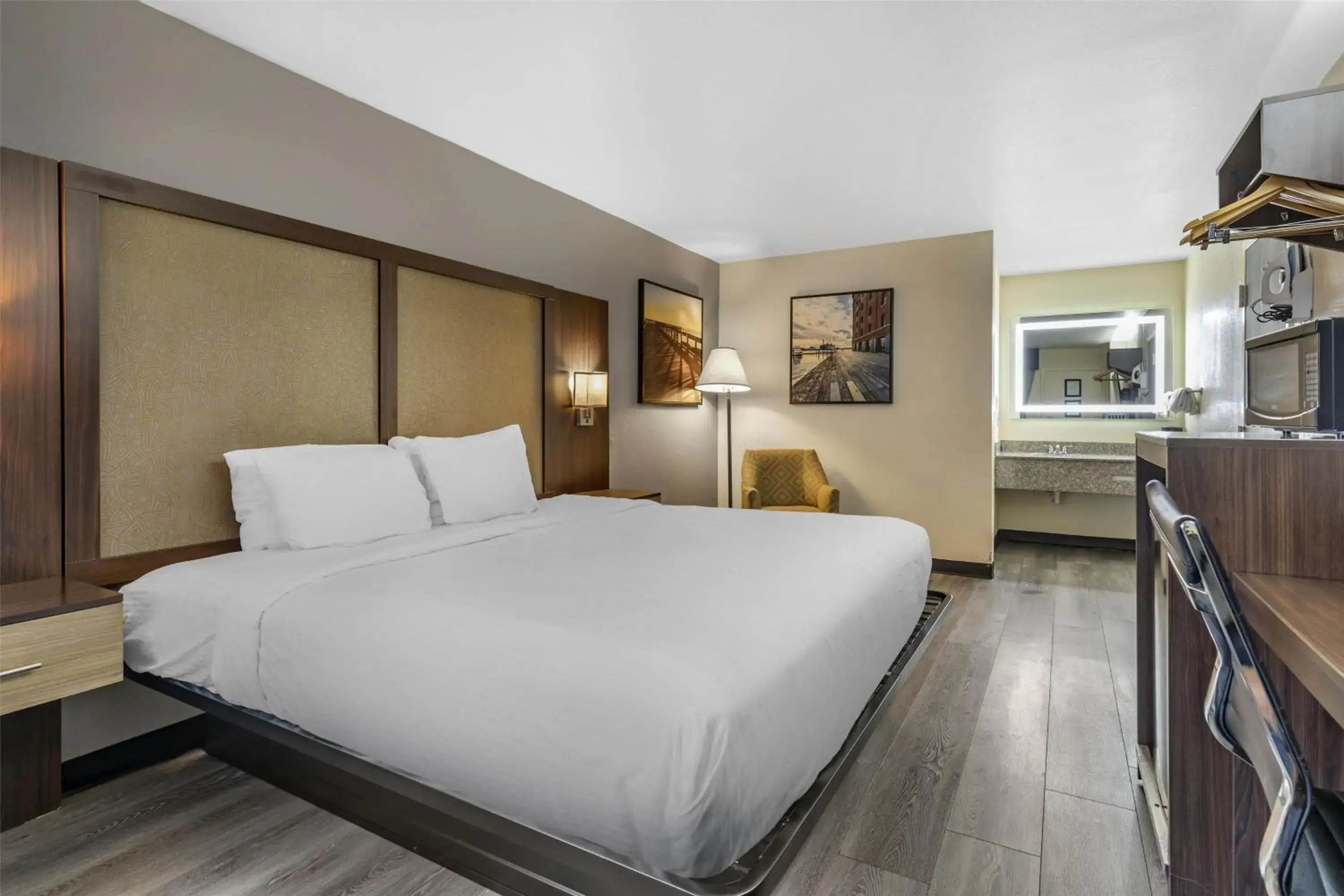 Bedroom, Bed in Best Western Salisbury Plaza Bedroom, Bed in Best Western Salisbury Plaza