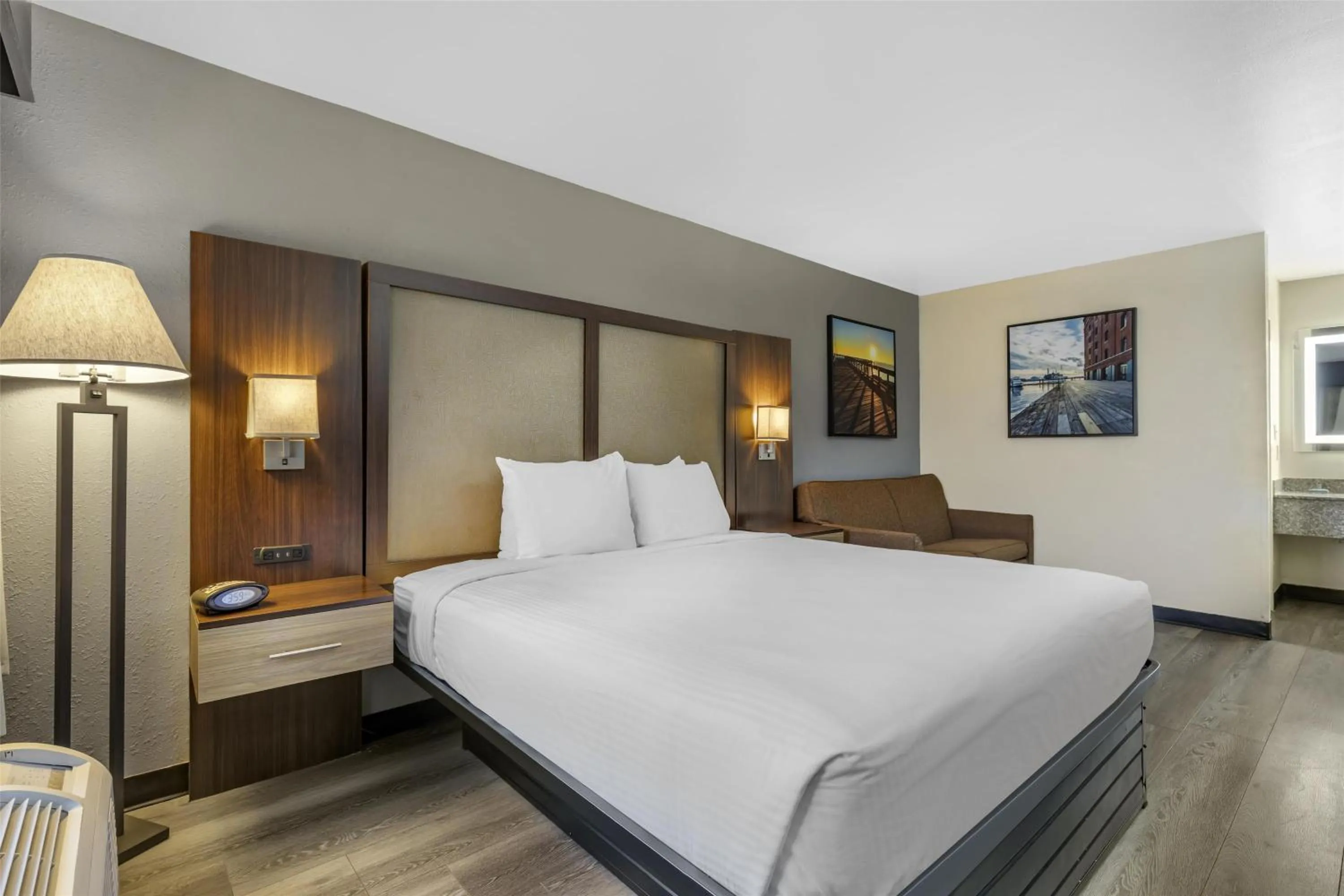 Bedroom, Bed in Best Western Salisbury Plaza