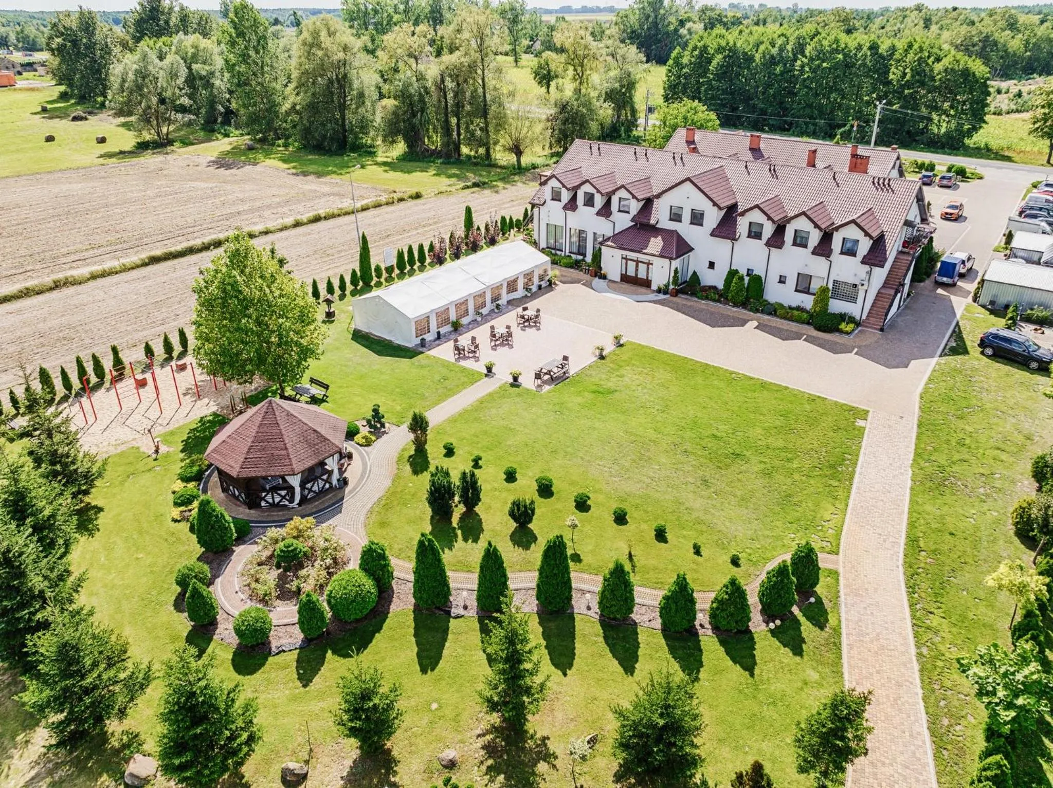 Property building in GOŚCINIEC ZACISZE - pokoje & restauracja blisko A2 Dąbie - Uniejów