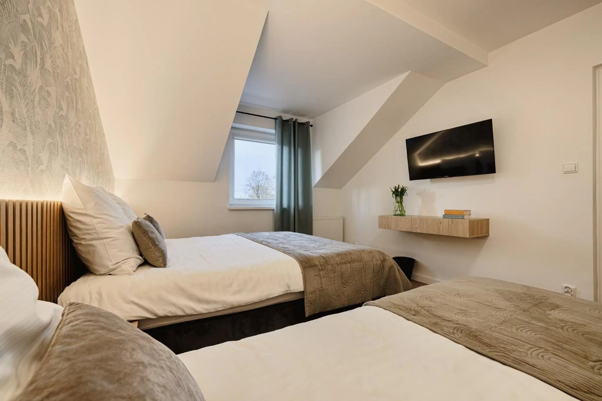 Bed in GOŚCINIEC ZACISZE - pokoje & restauracja blisko A2 Dąbie - Uniejów