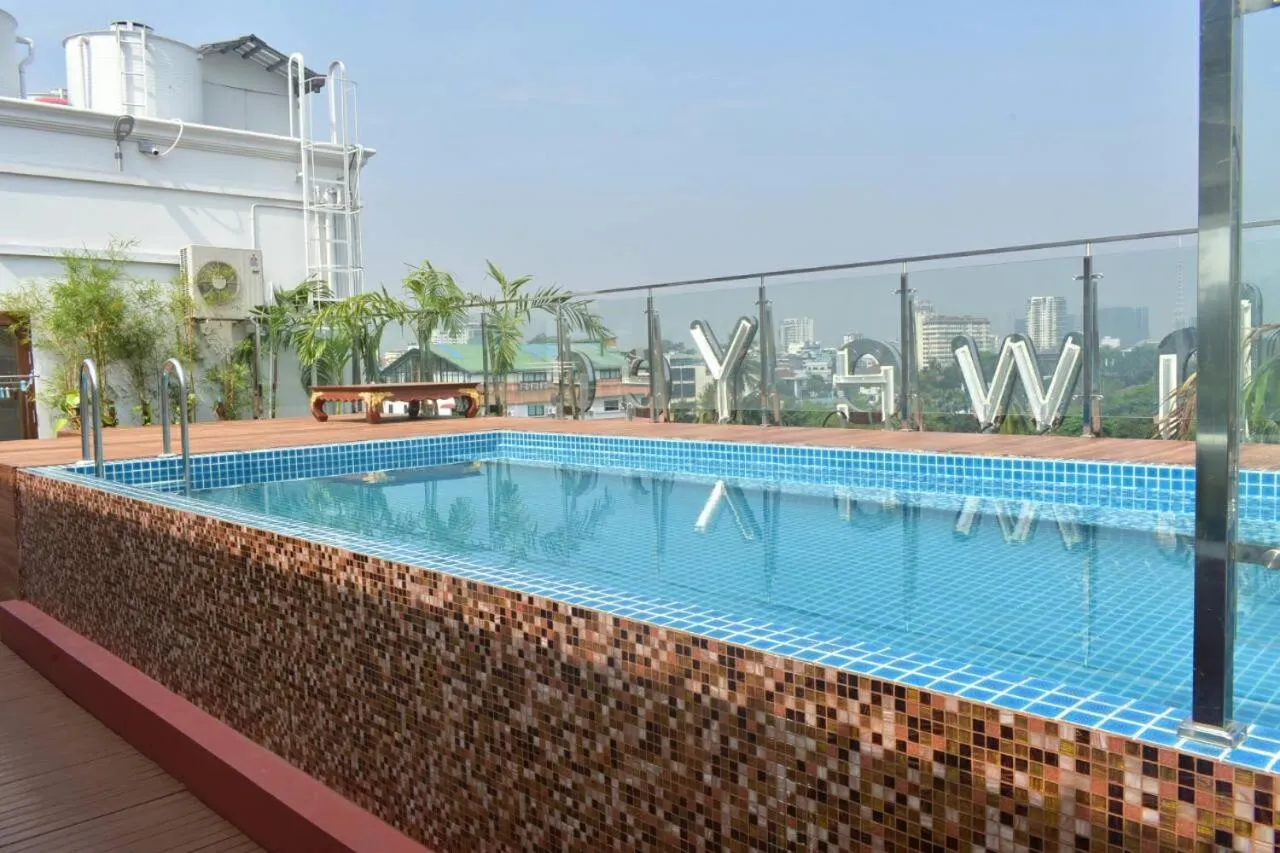 Swimming pool in Hotel Shwe Yee