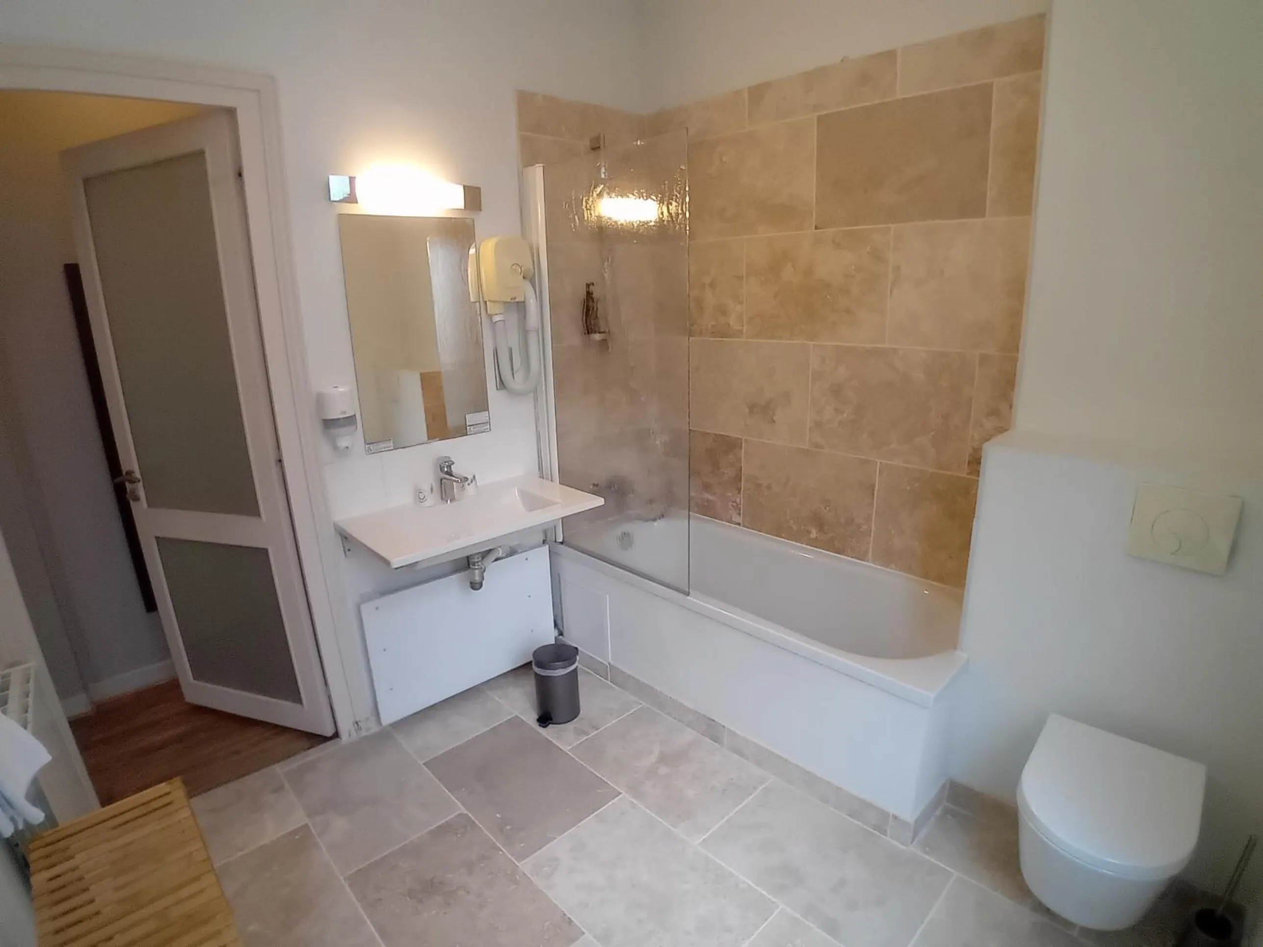 Bathroom in Grand Hôtel de l'Europe - Morlaix Centre