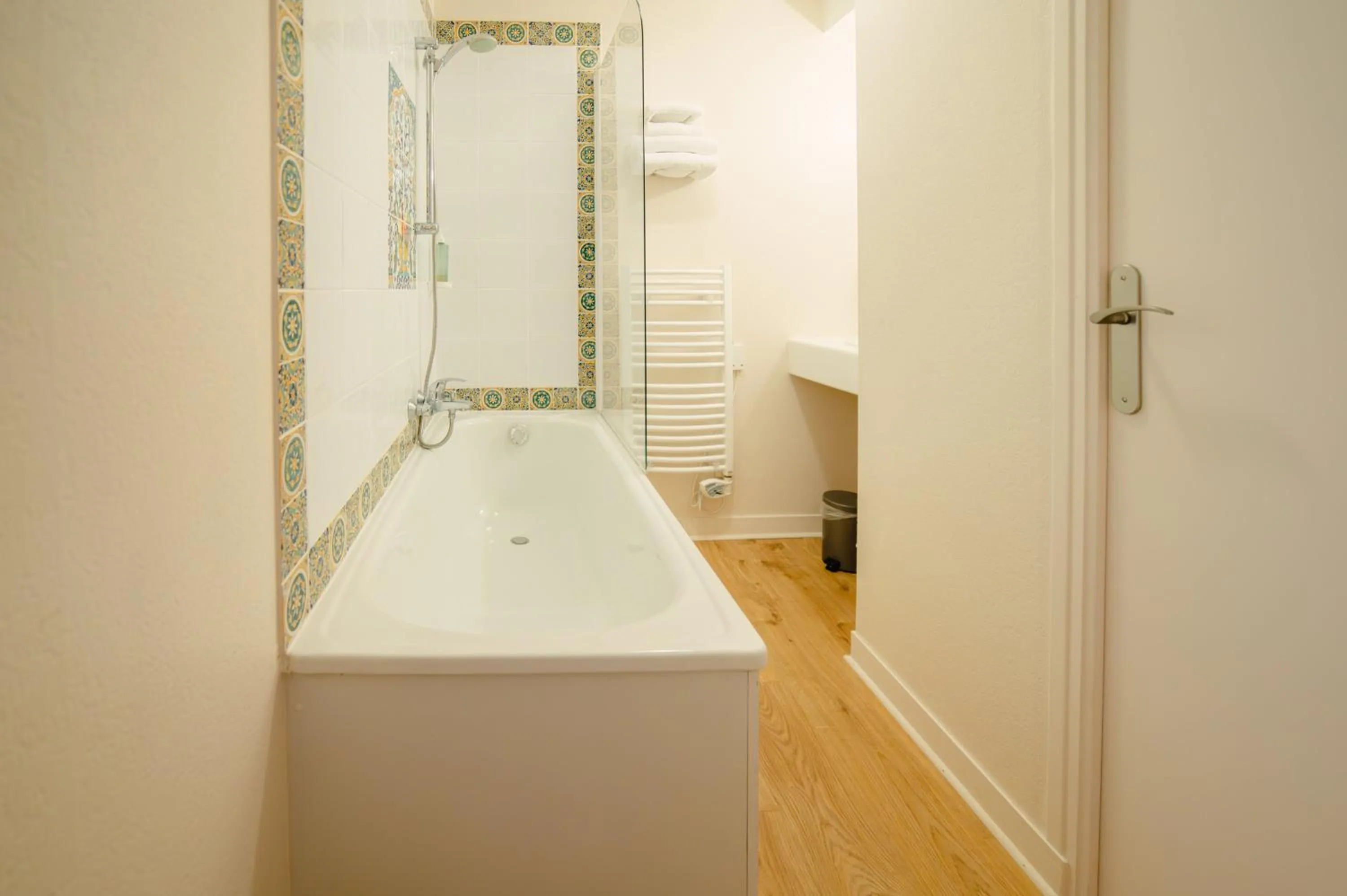 Bathroom in Grand Hôtel de l'Europe - Morlaix Centre