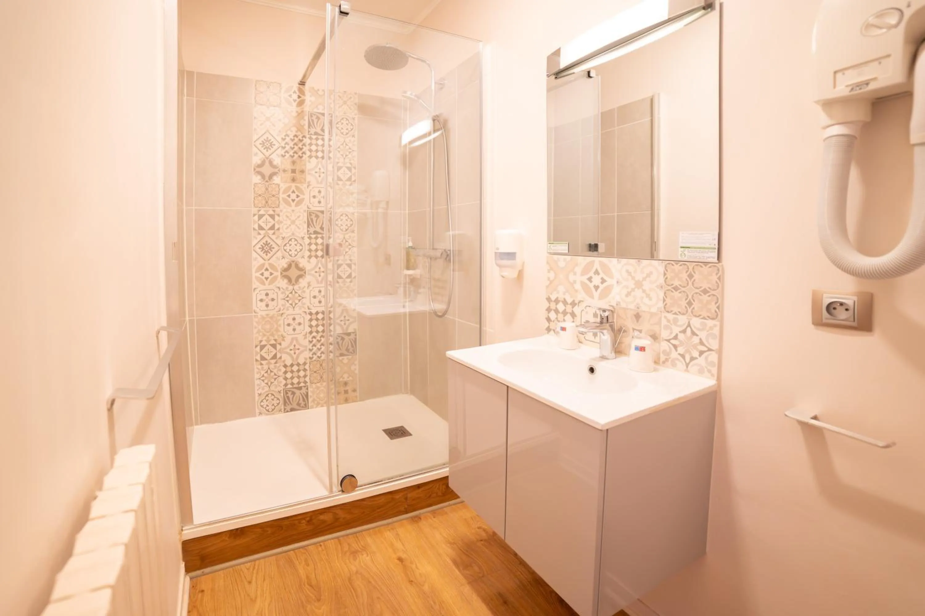 Shower in Grand Hôtel de l'Europe - Morlaix Centre