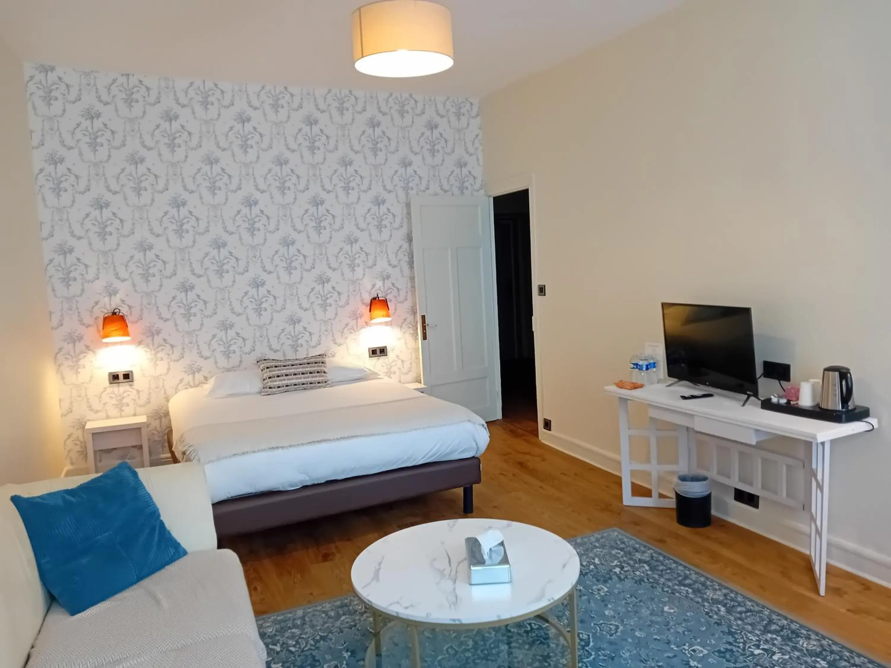 Family Suite with Two Rooms - single occupancy in Grand Hôtel de l'Europe - Morlaix Centre Family Suite with Two Rooms - single occupancy in Grand Hôtel de l'Europe - Morlaix Centre