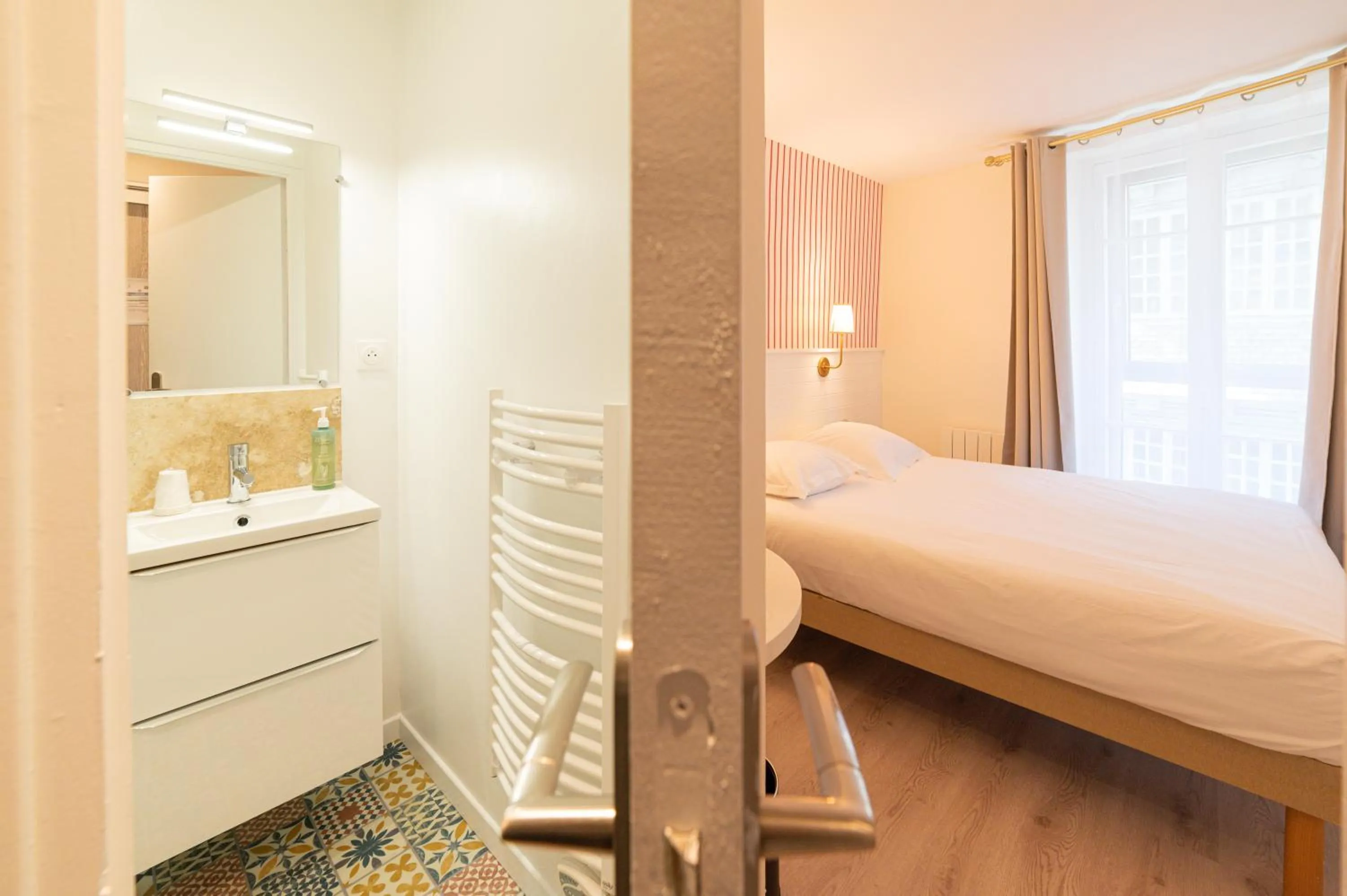 Bedroom, Bed in Grand Hôtel de l'Europe - Morlaix Centre