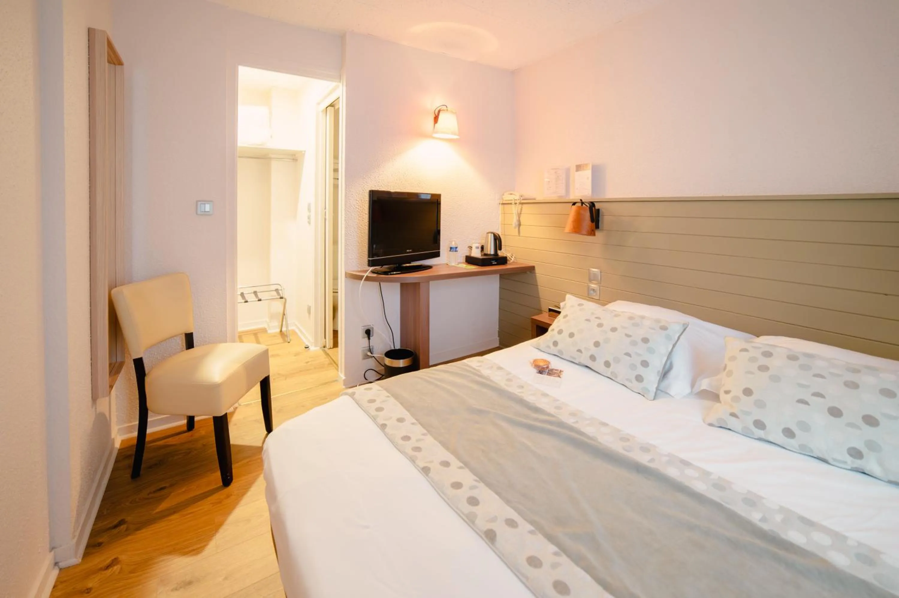 Photo of the whole room, Bed in Grand Hôtel de l'Europe - Morlaix Centre