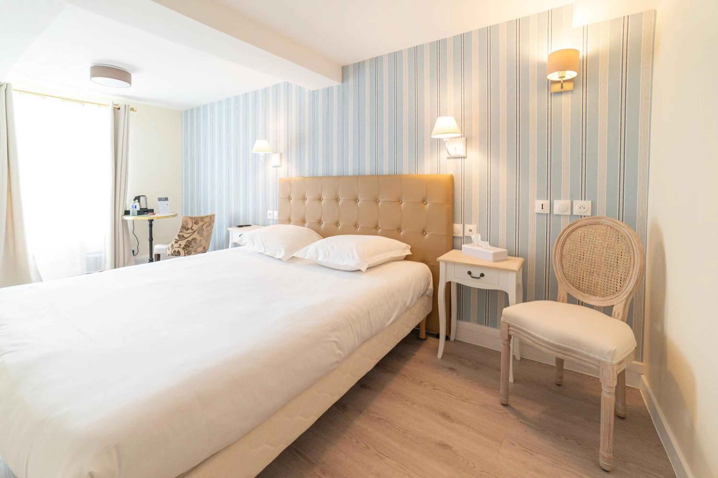 Bedroom, Bed in Grand Hôtel de l'Europe - Morlaix Centre