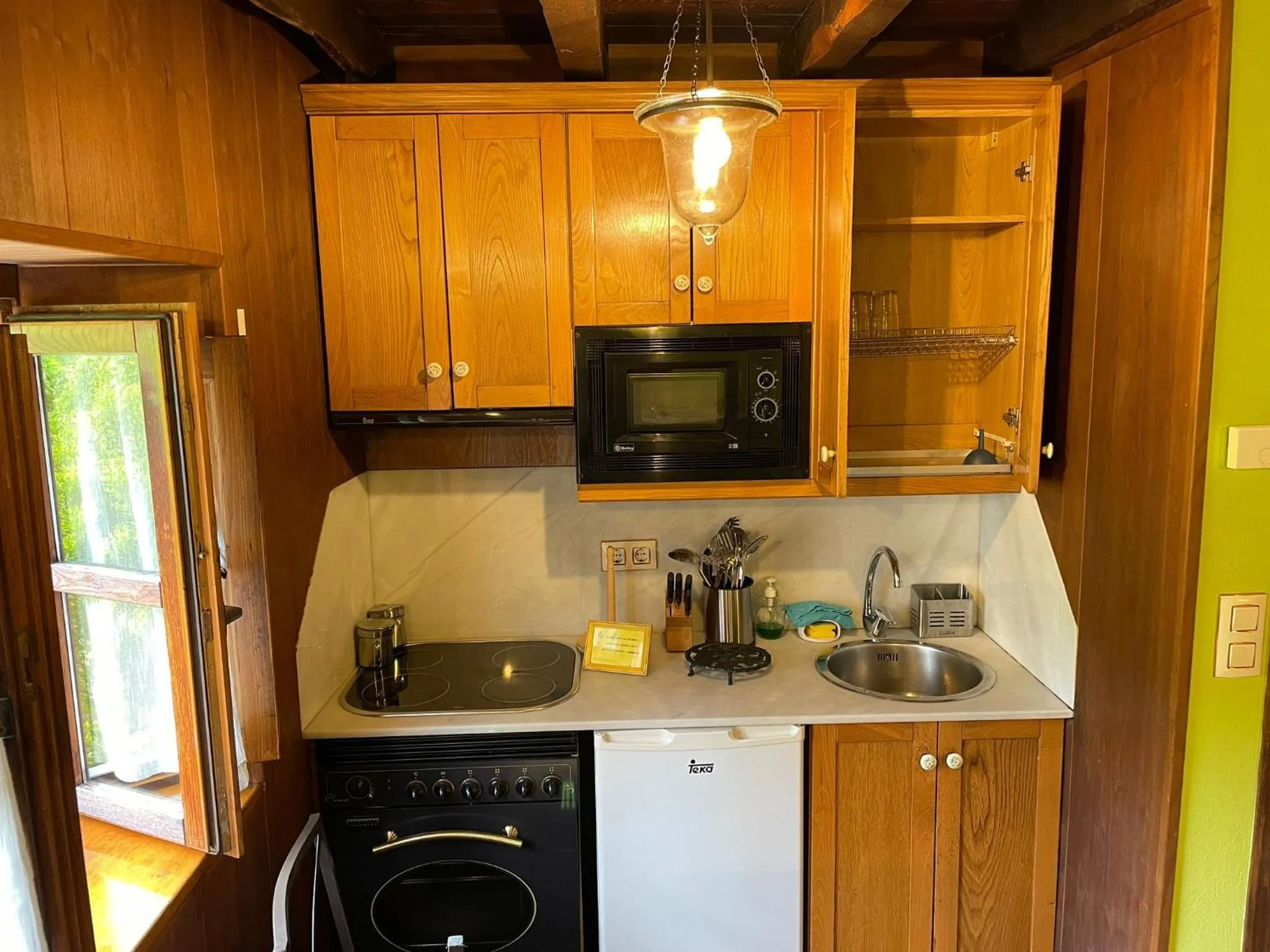 Kitchen or kitchenette in Hotel y apartamentos rurales L'Anceo