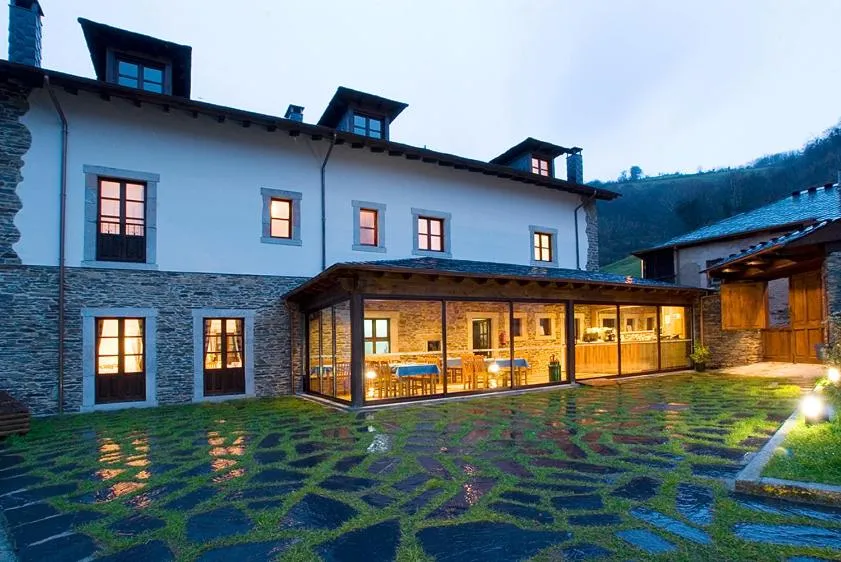 Restaurant/places to eat in Hotel y apartamentos rurales L'Anceo