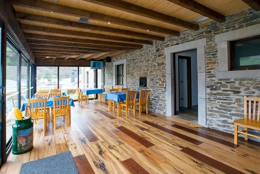 Restaurant/places to eat in Hotel y apartamentos rurales L'Anceo