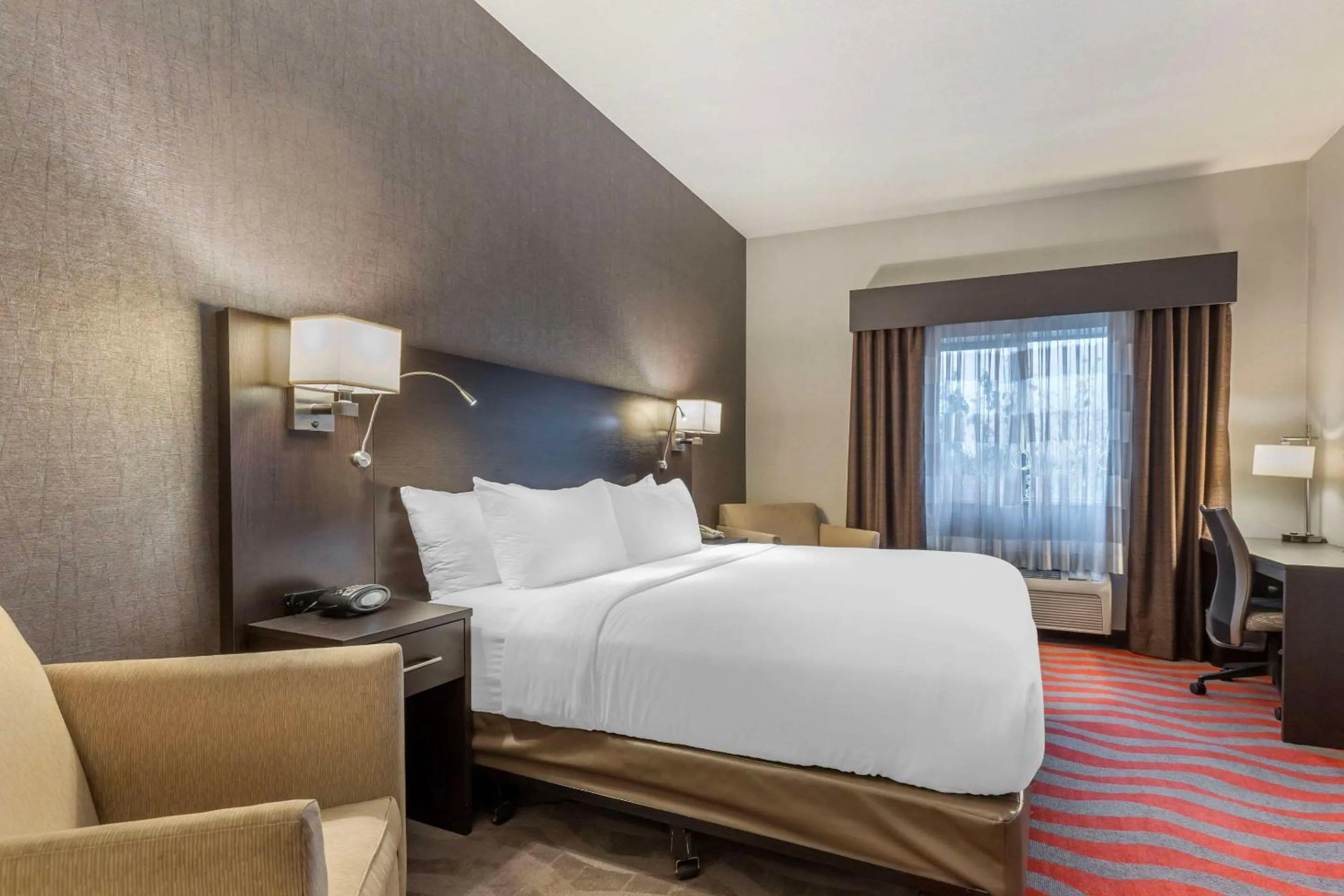 Bedroom, Bed in Comfort Suites