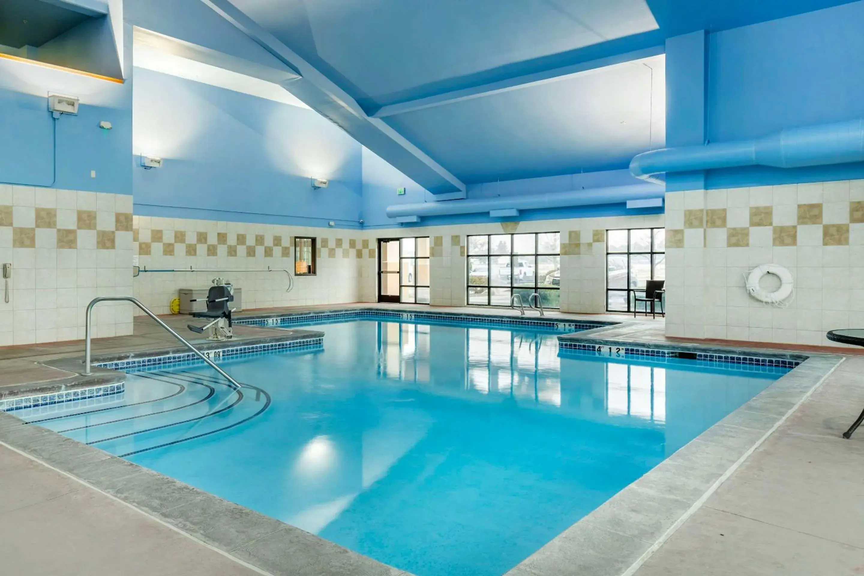 Swimming pool in Comfort Suites Swimming pool in Comfort Suites