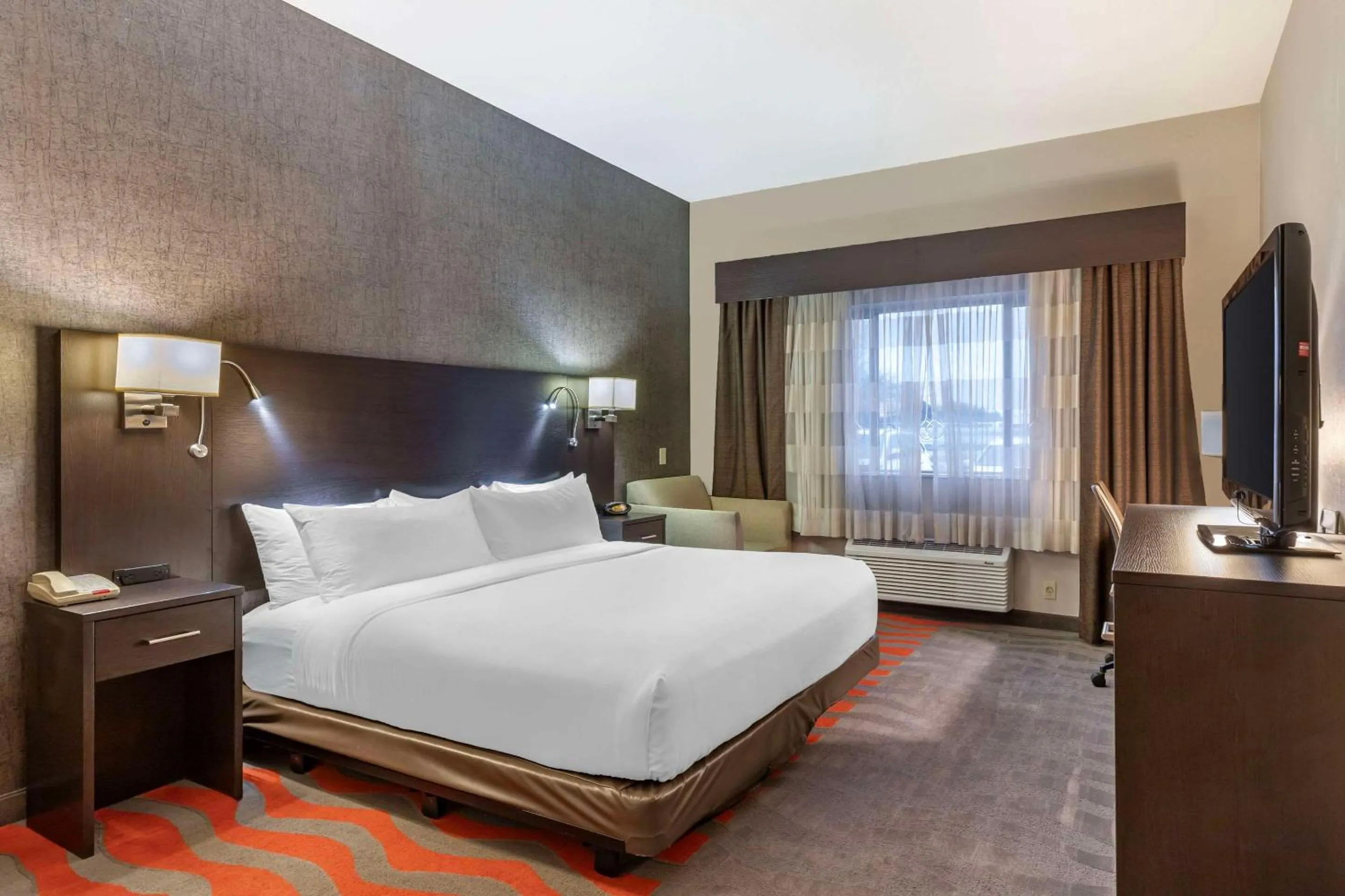 Bedroom, Bed in Comfort Suites