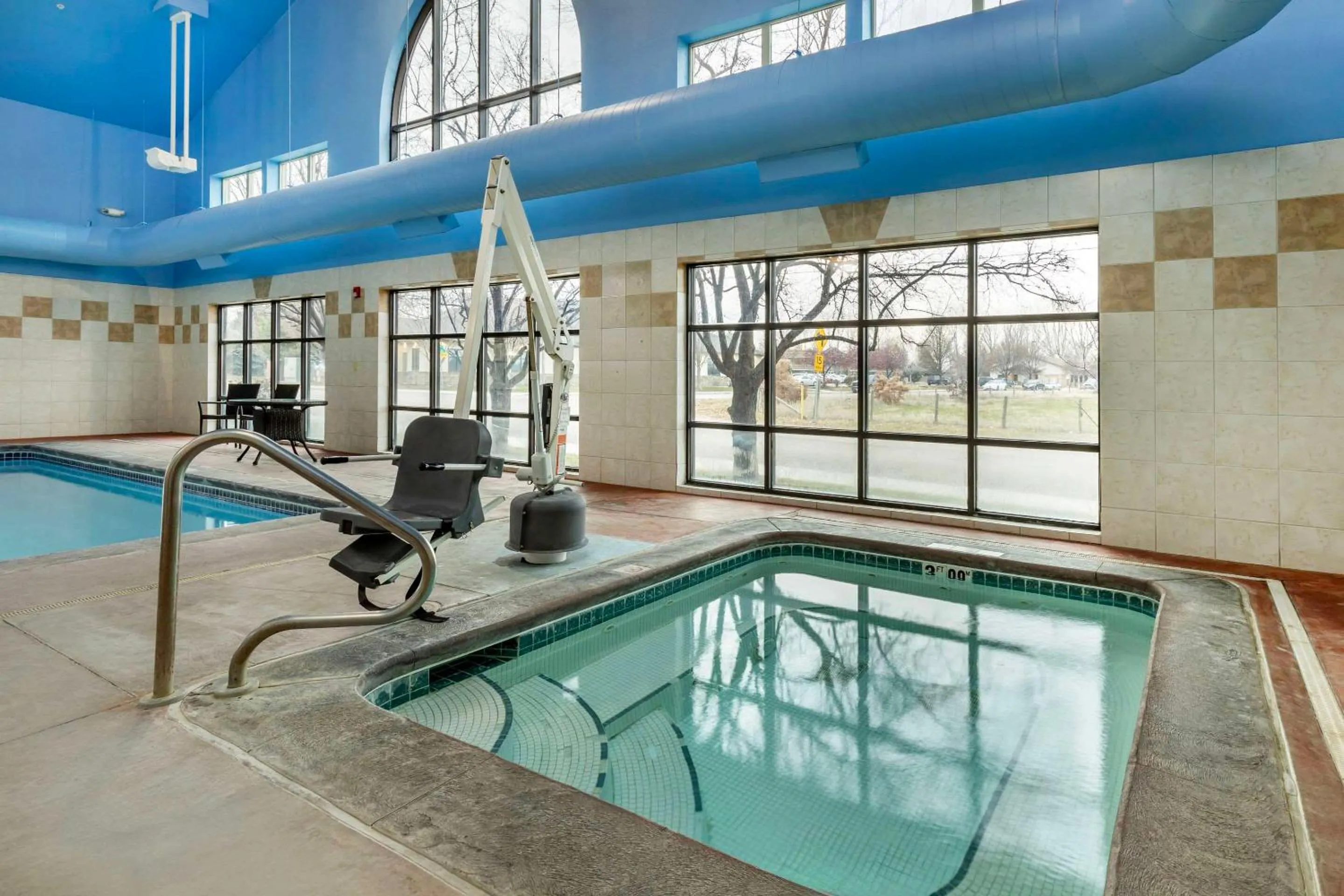 Swimming pool in Comfort Suites
